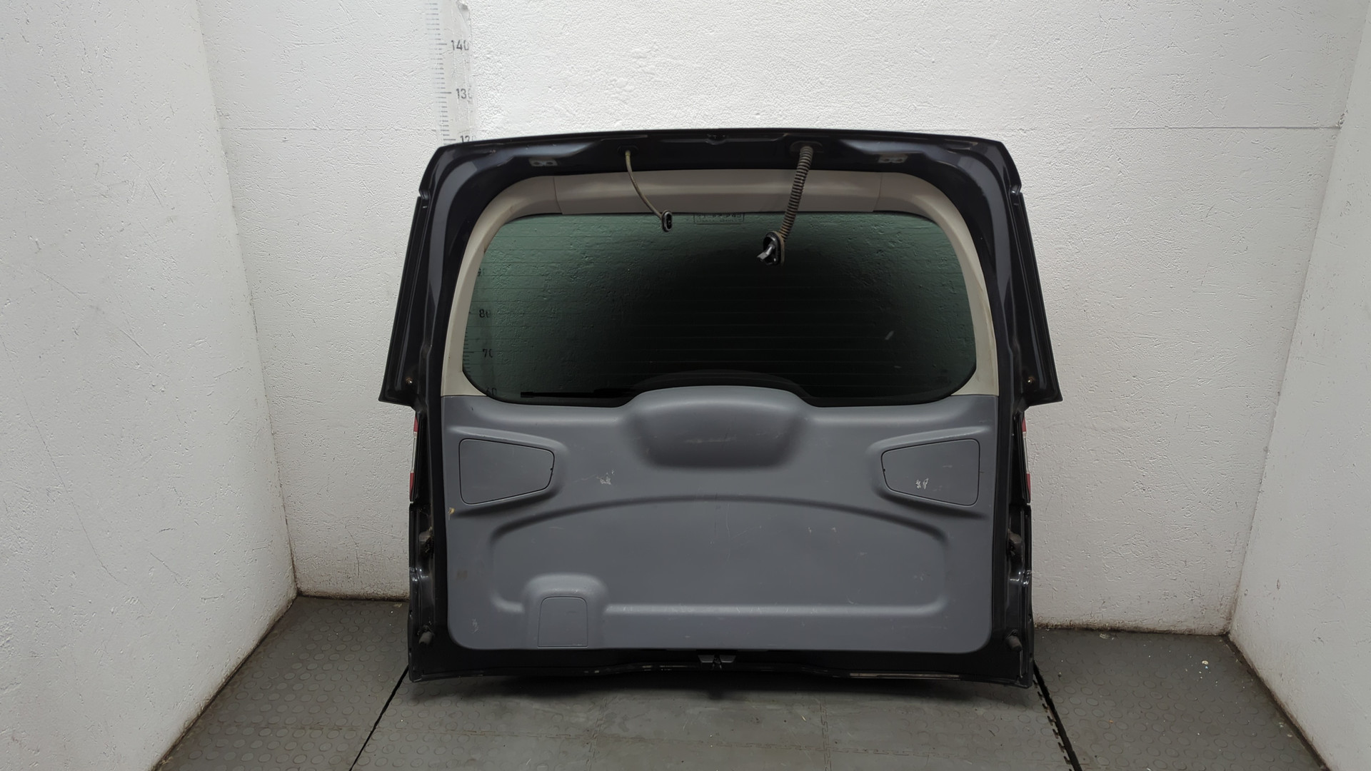 Дверь багажника