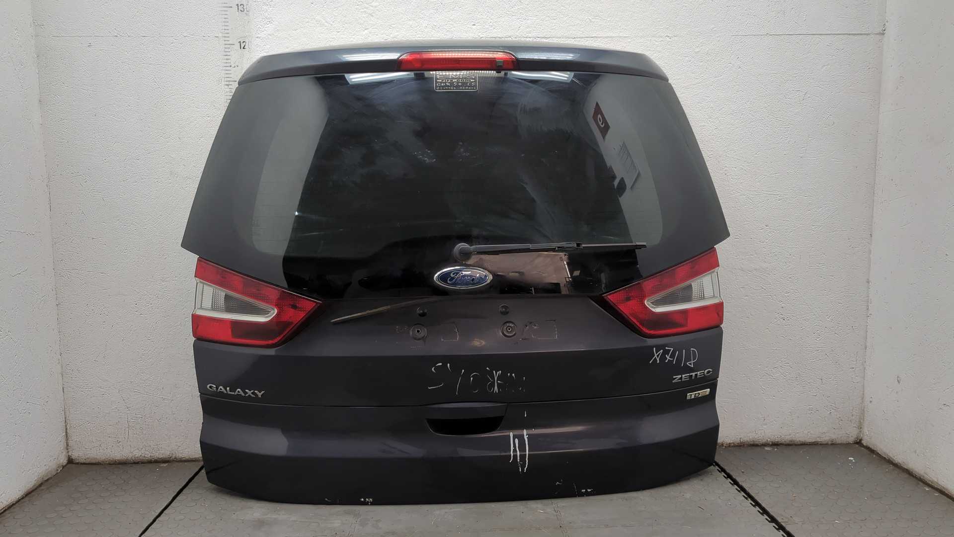 Дверь багажника