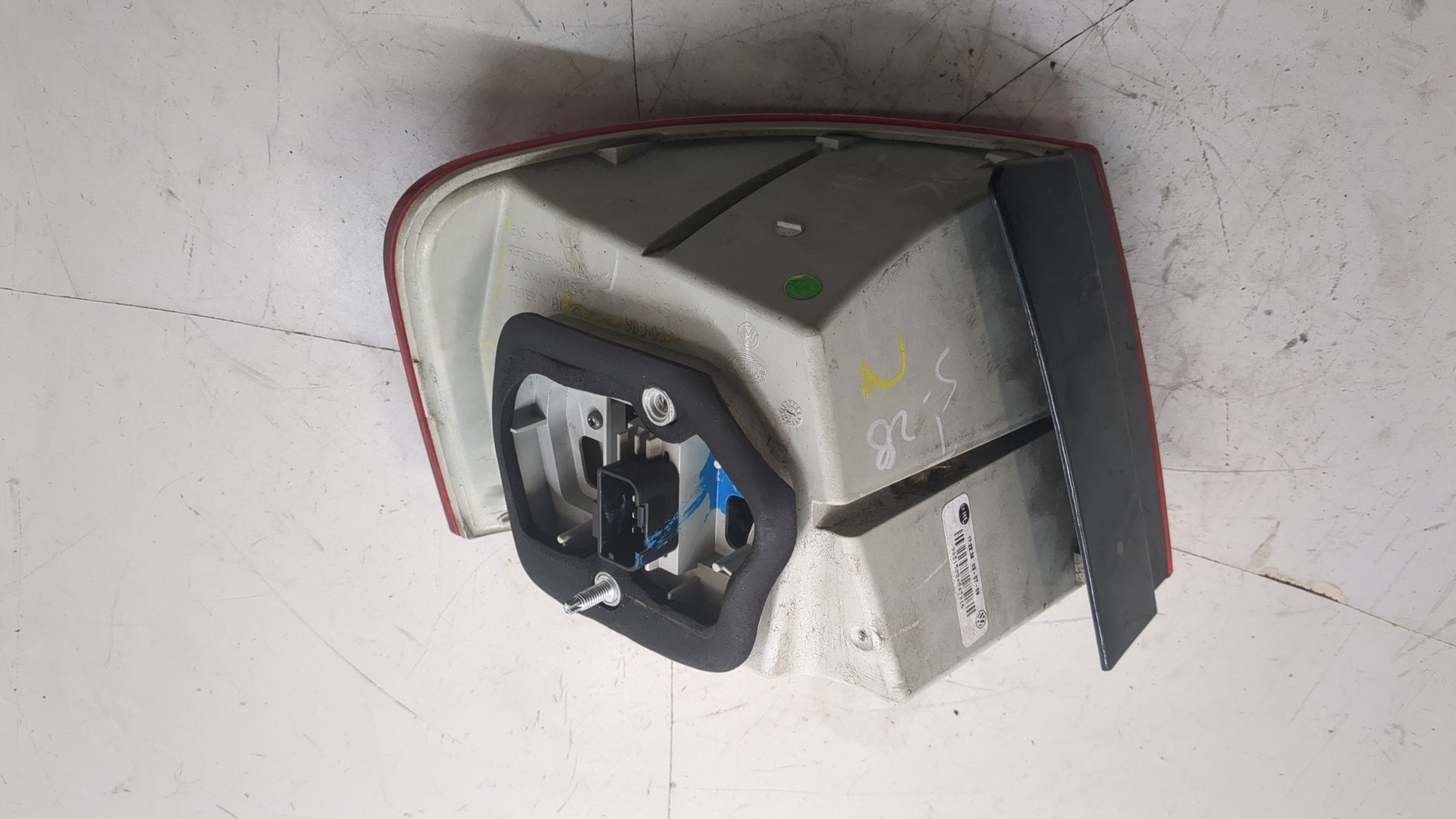 Фонарь задний правый