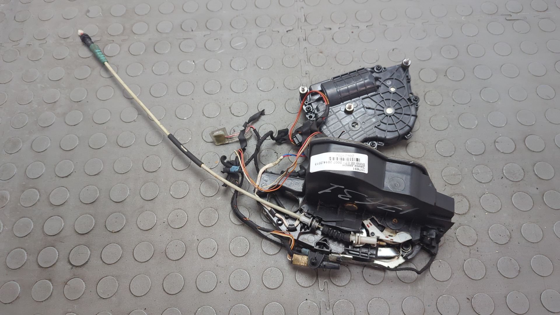 Замок двери передней левой