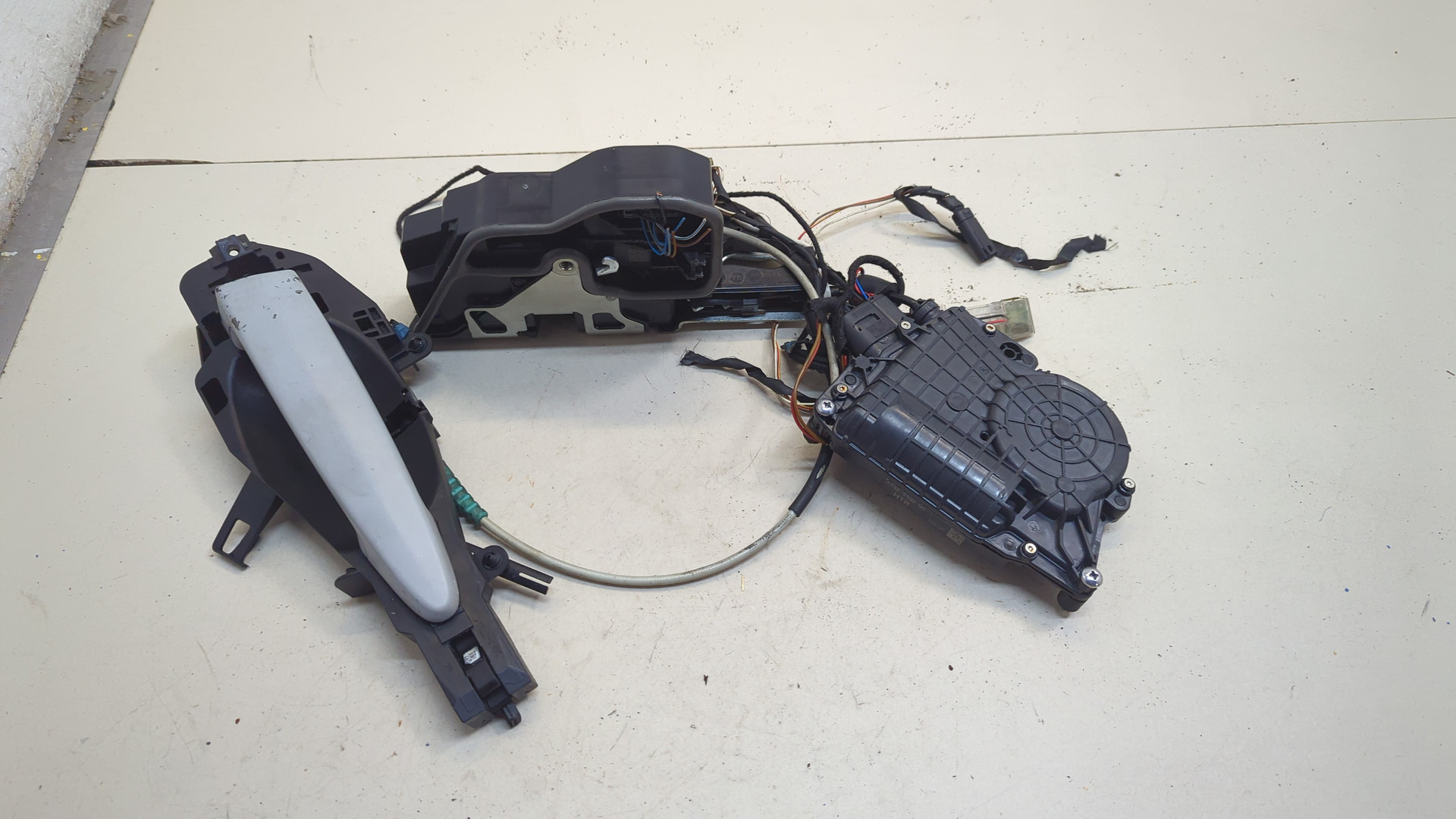 Замок двери передней левой