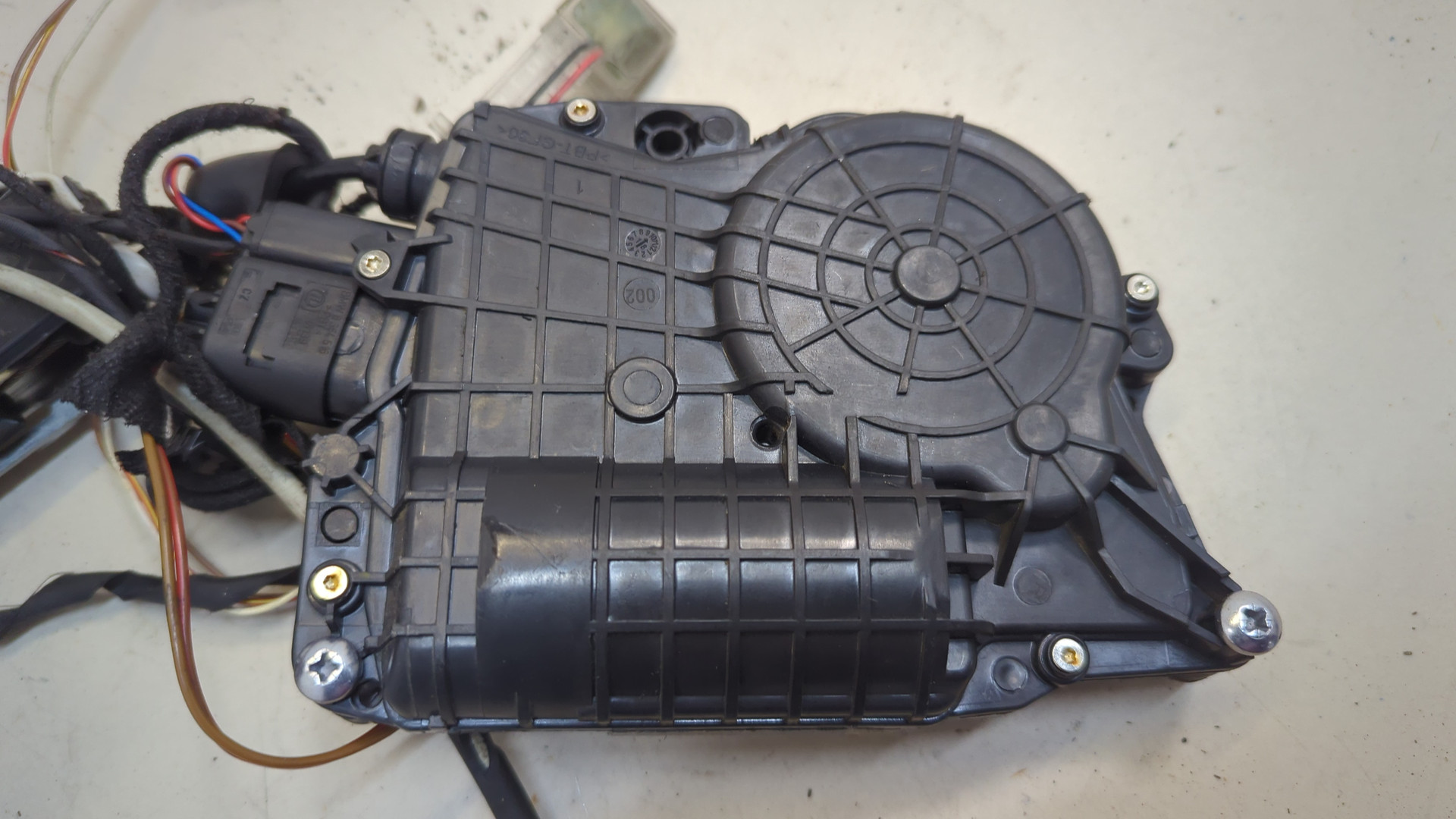 Замок двери передней левой