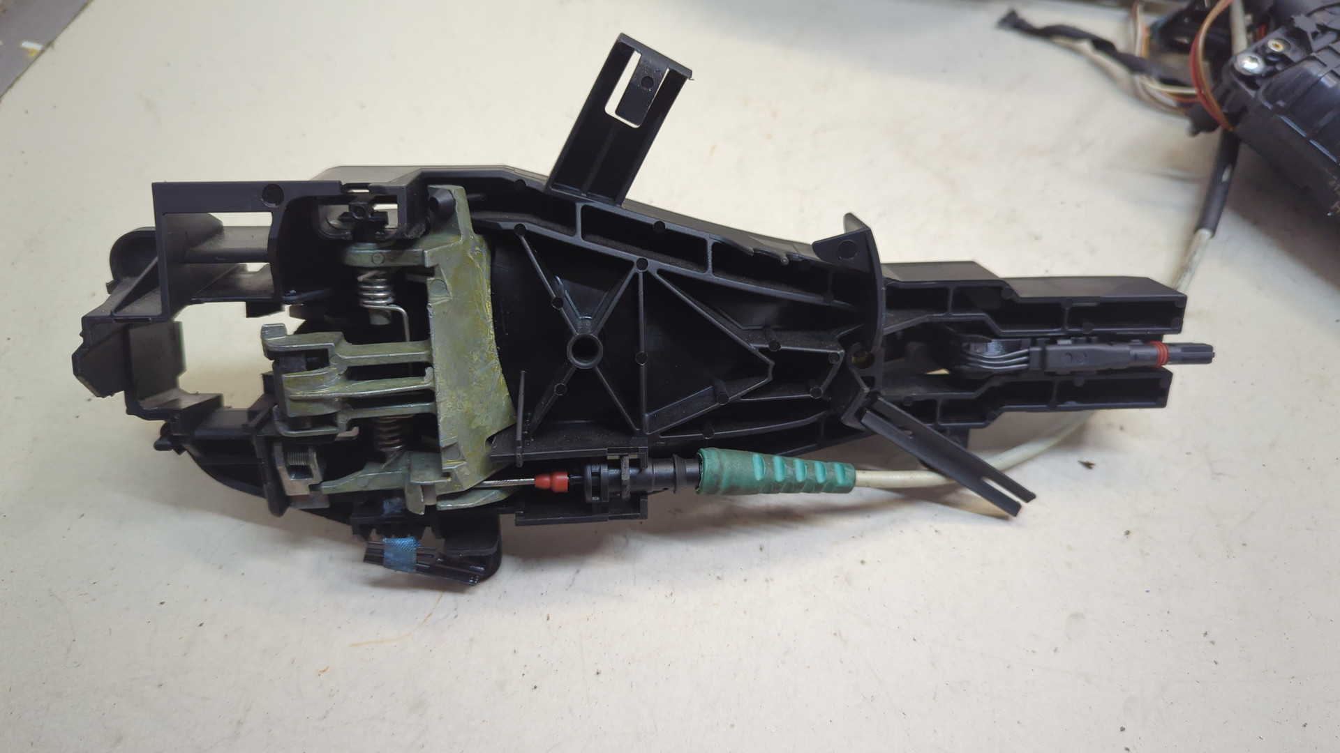 Замок двери передней левой