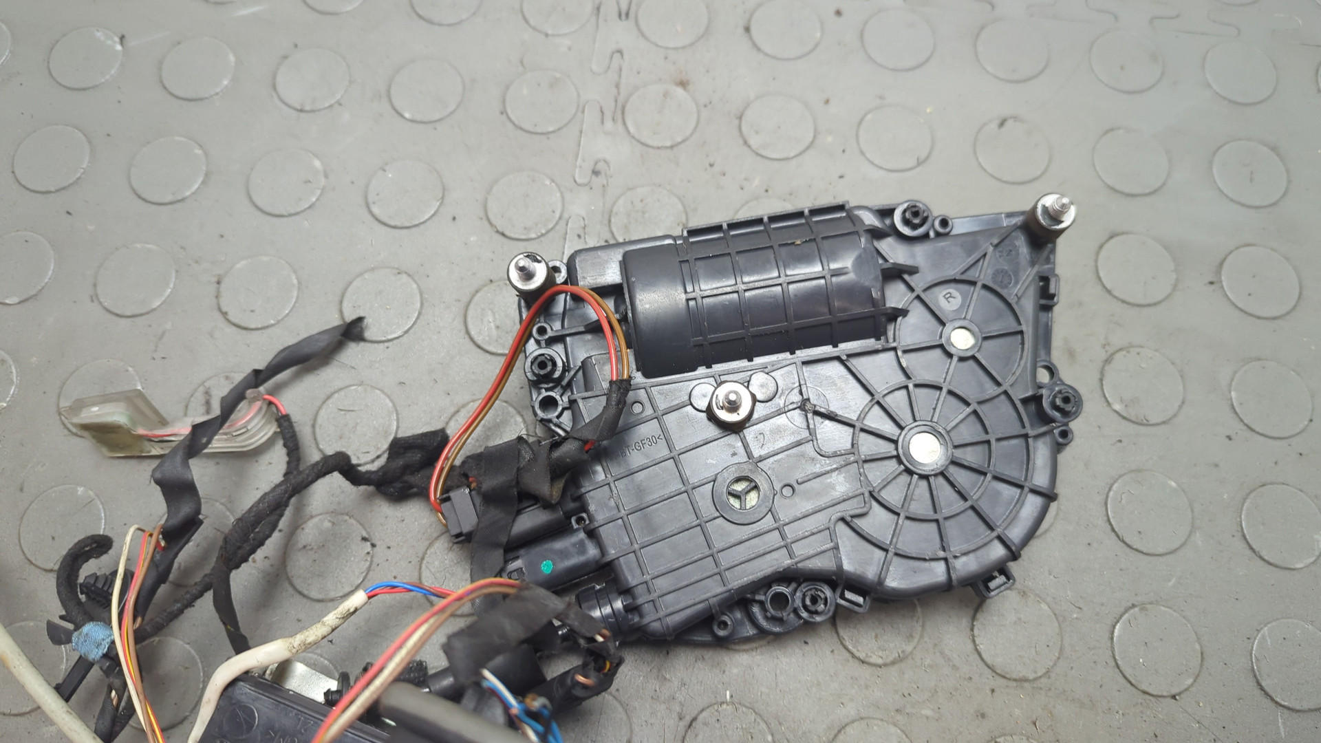 Замок двери передней левой