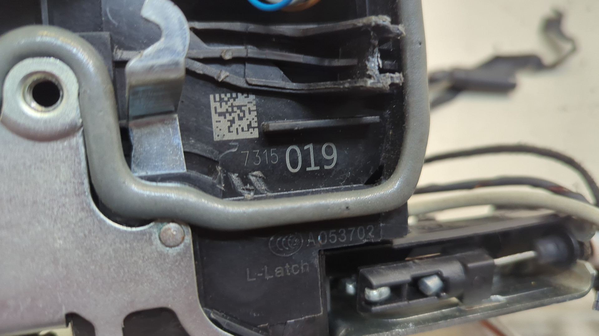 Замок двери передней левой