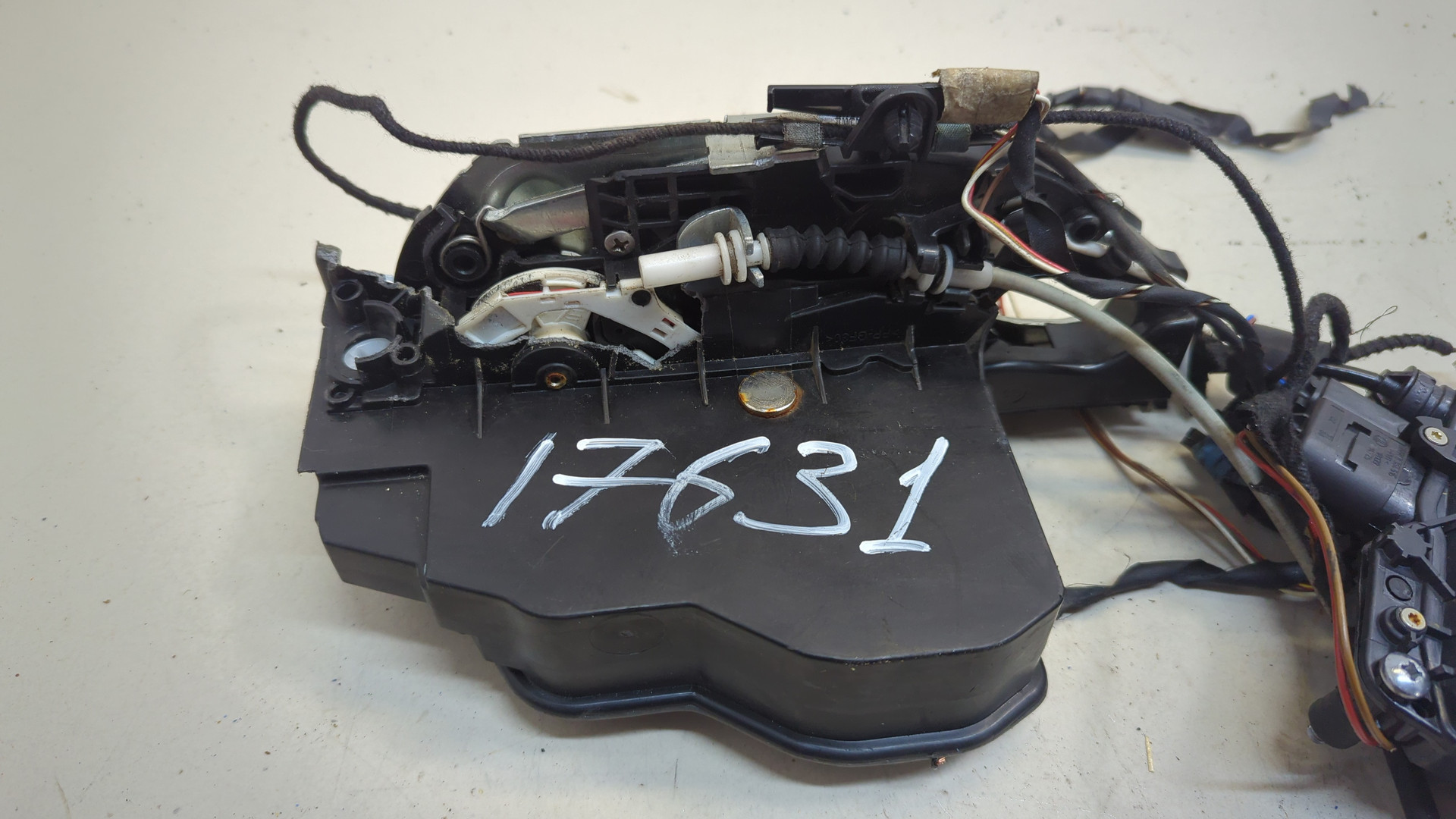 Замок двери передней левой