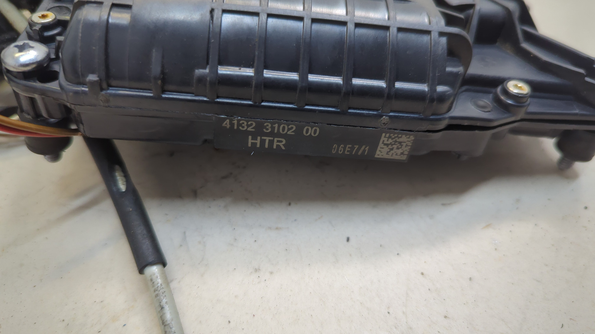 Замок двери передней левой