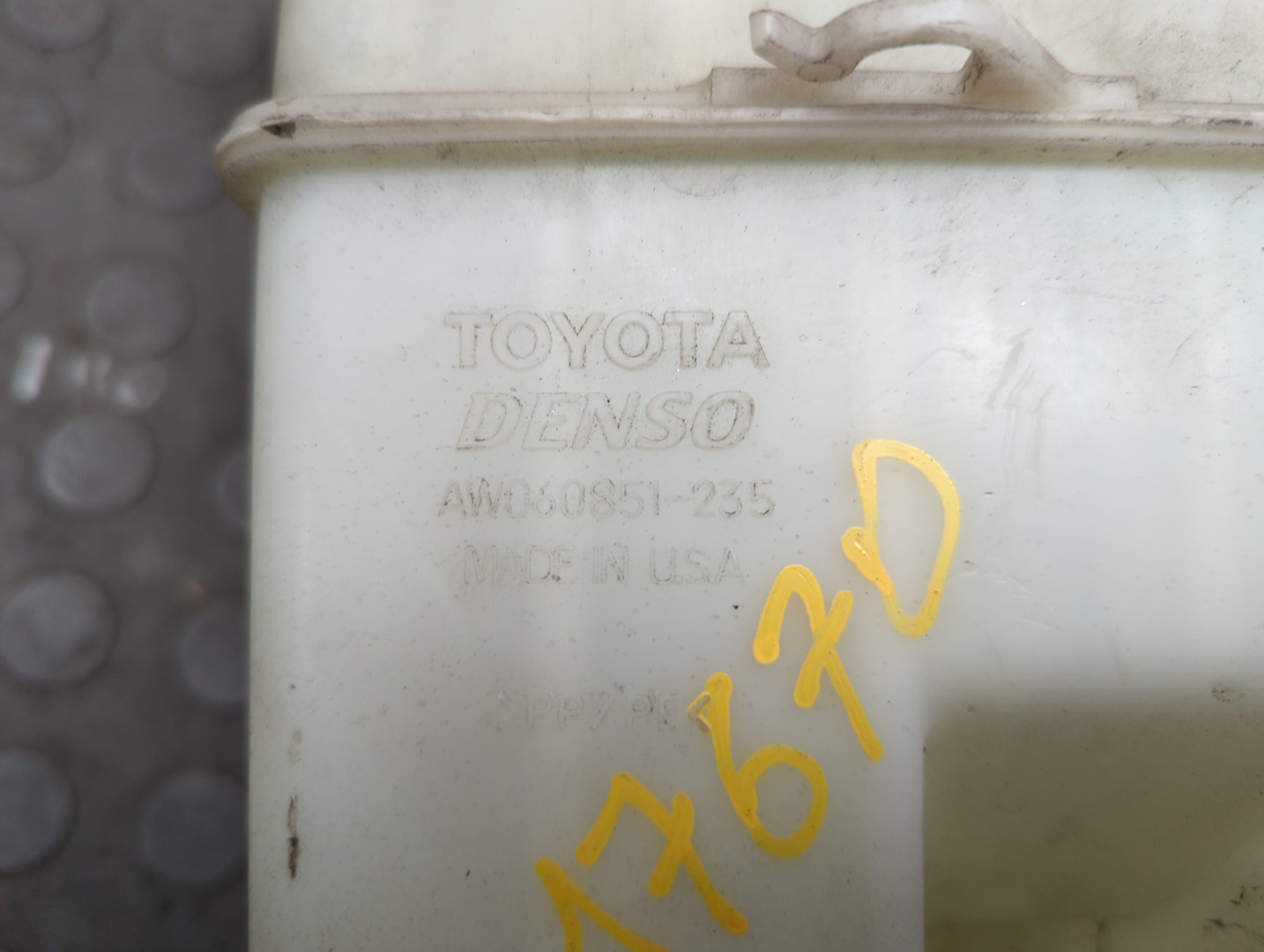 Бачок омывателя лобового стекла