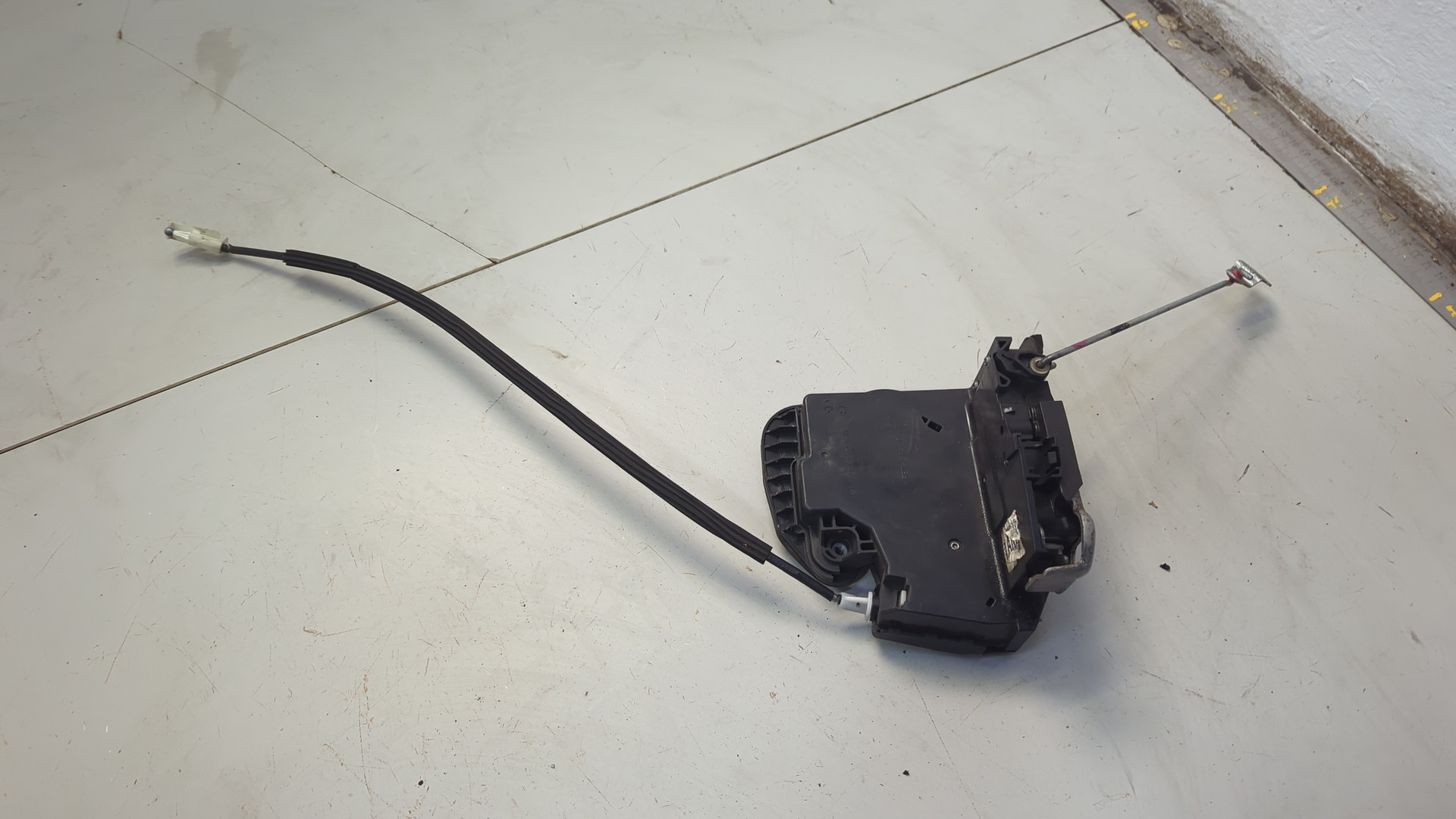 Замок двери передней левой