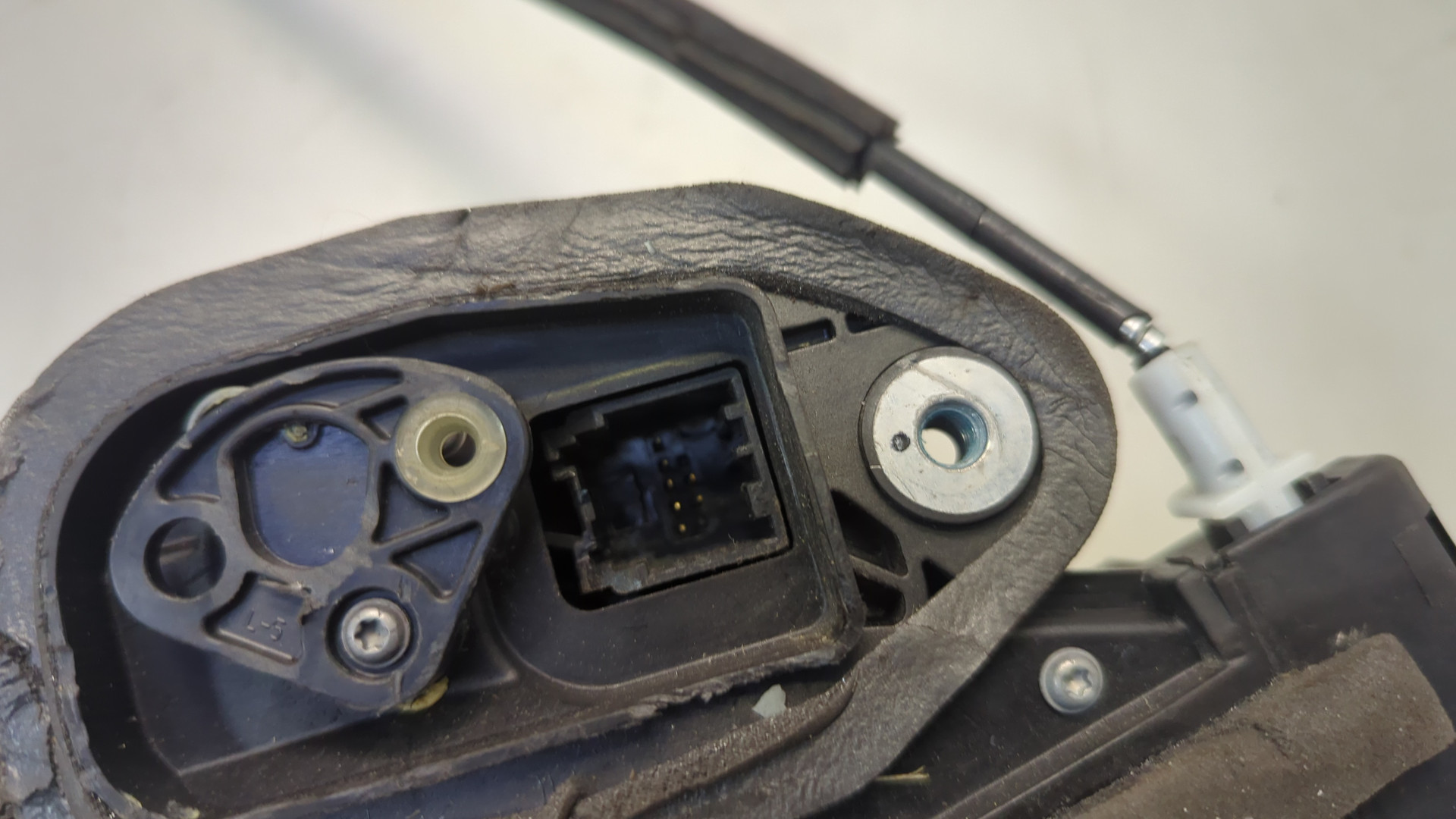 Замок двери передней левой