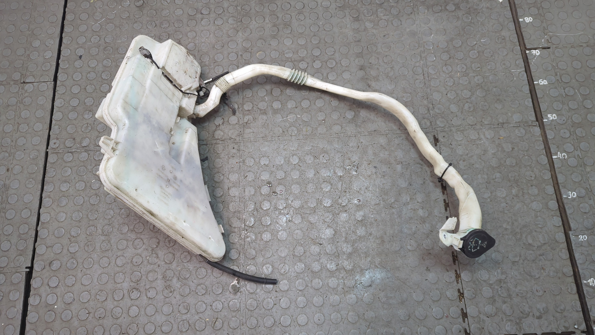 Бачок омывателя лобового стекла