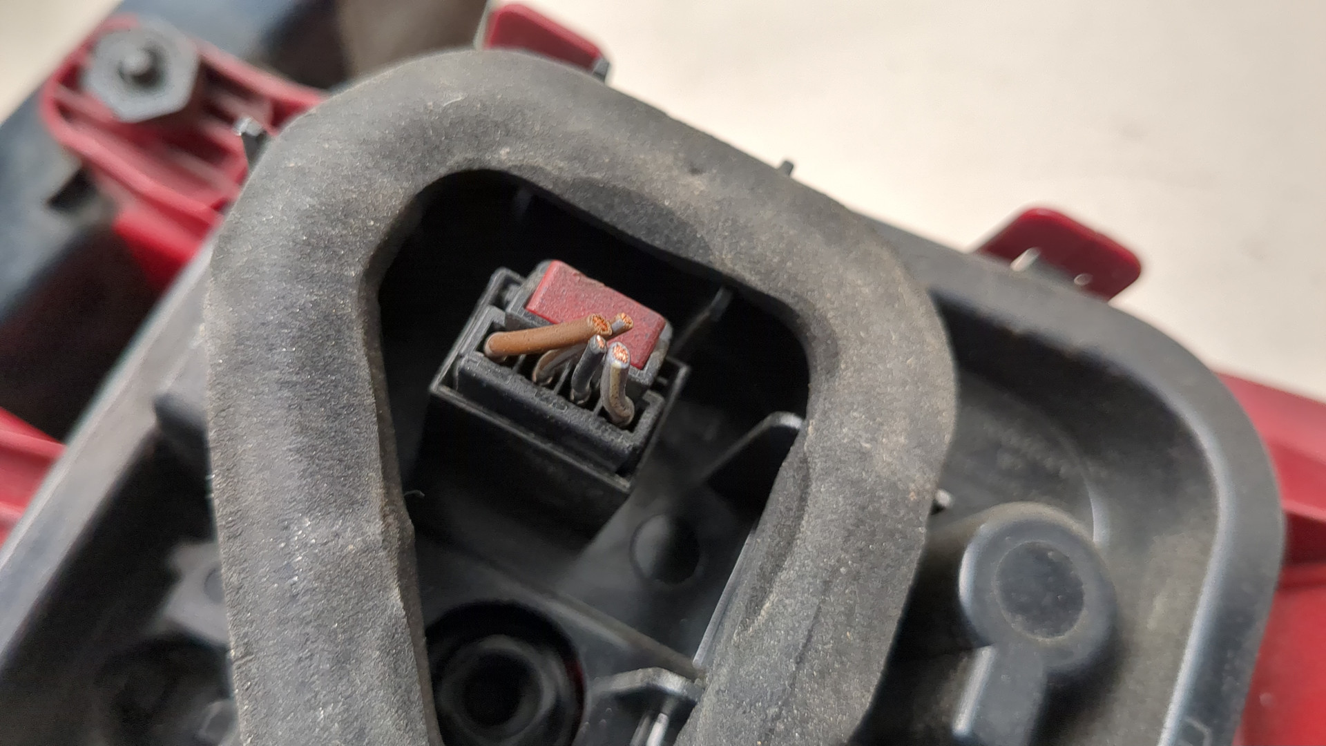 Фонарь задний левый