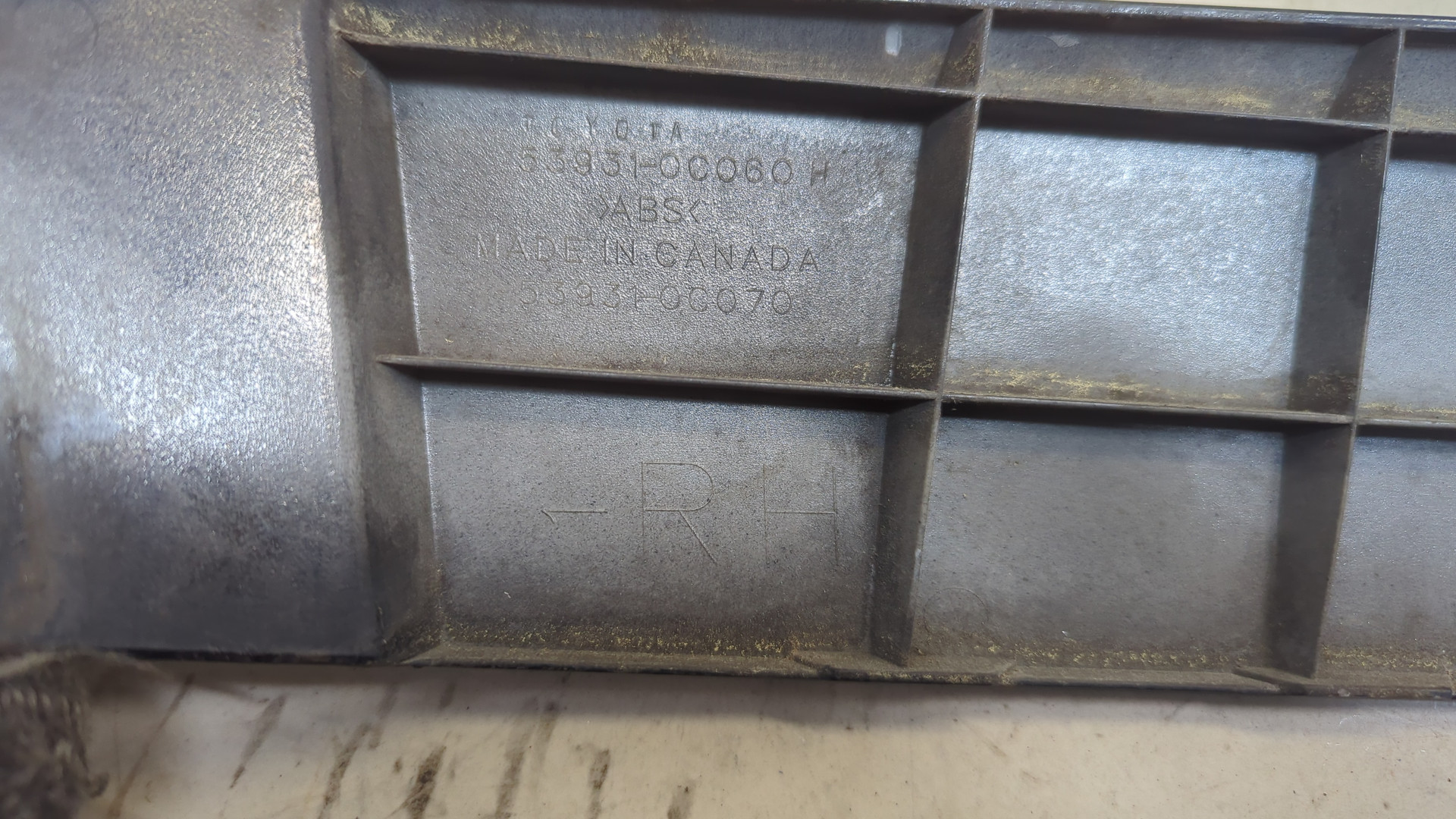 Планка под фару правая