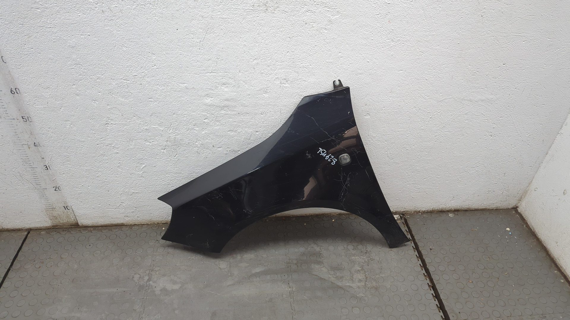 Крыло переднее левое