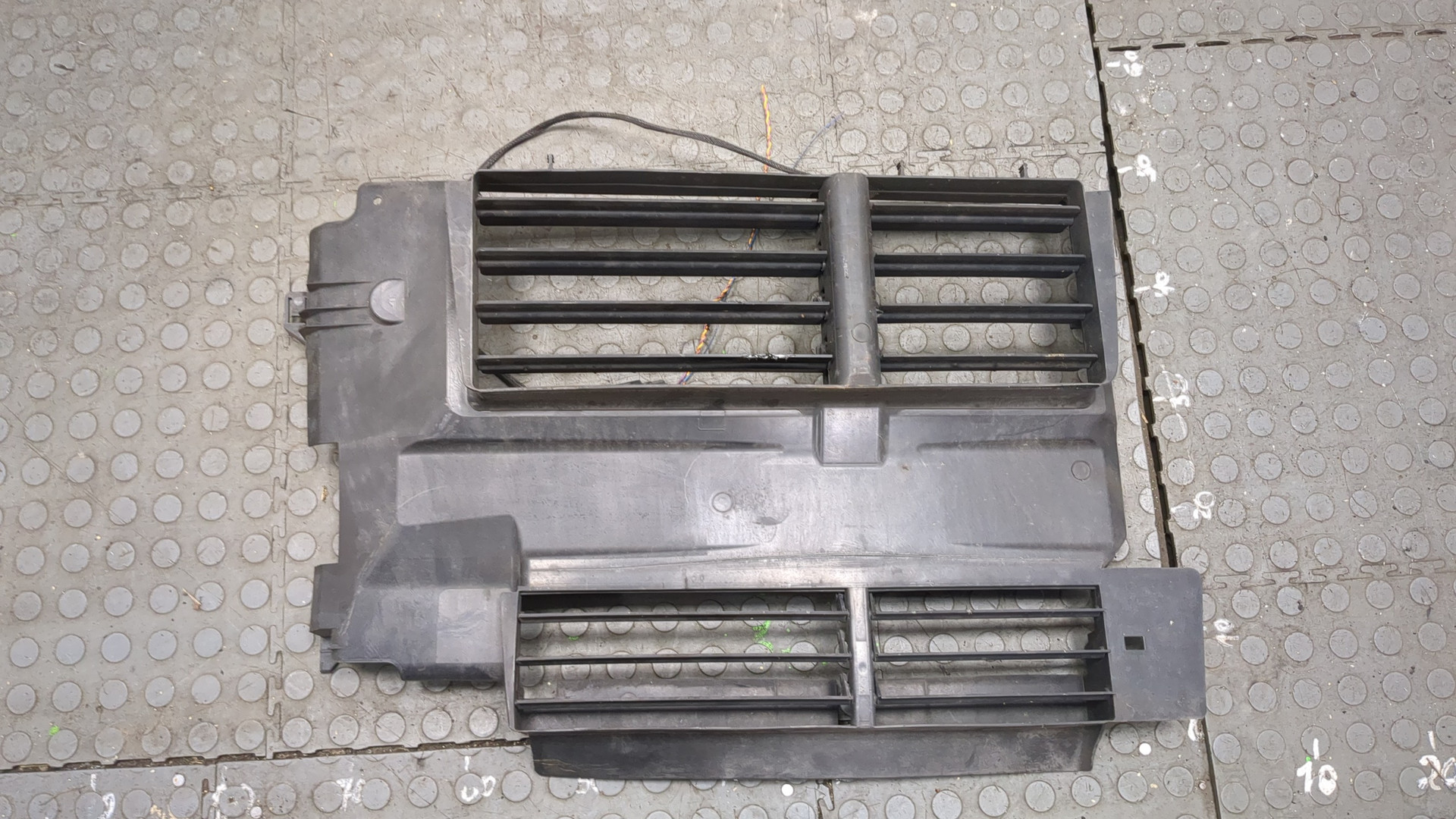 Жалюзи (воздуховод) бампера переднего