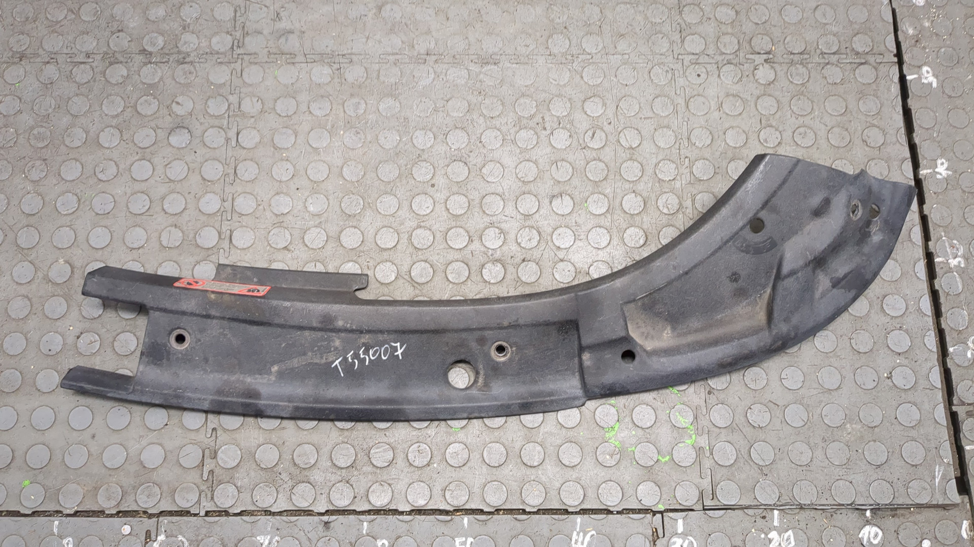 Кожух замка капота