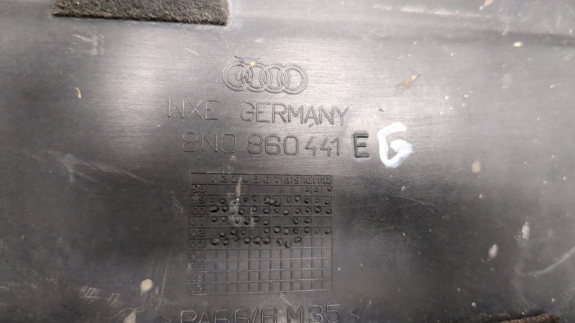 Кожух замка капота