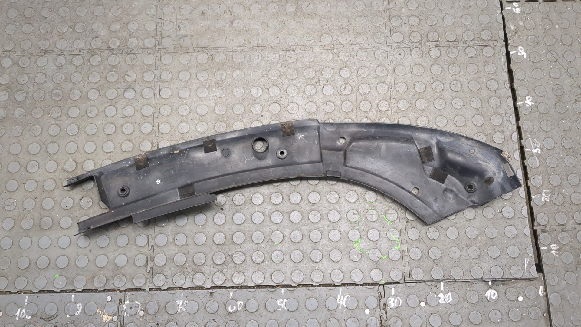 Кожух замка капота