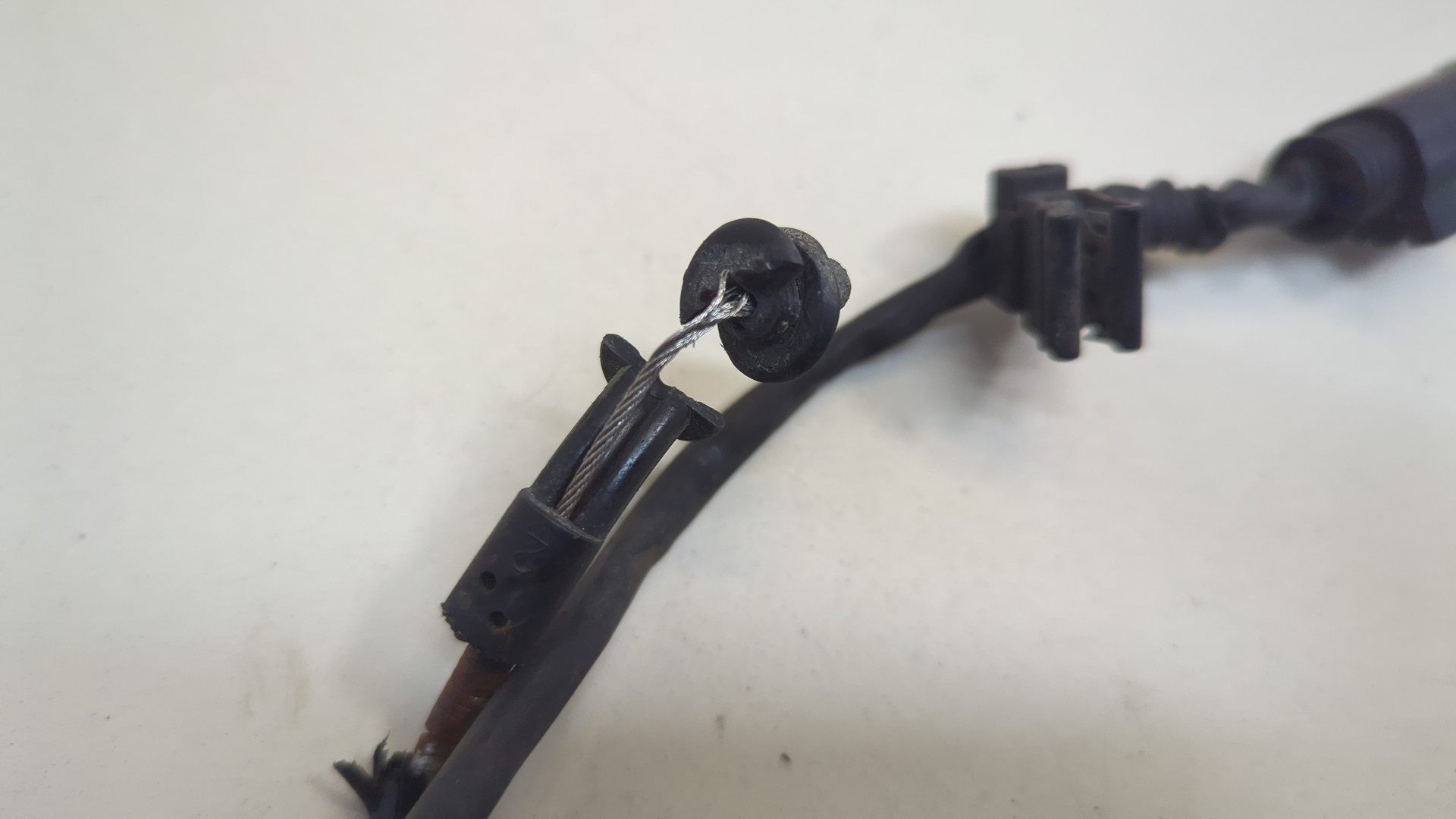 Замок капота