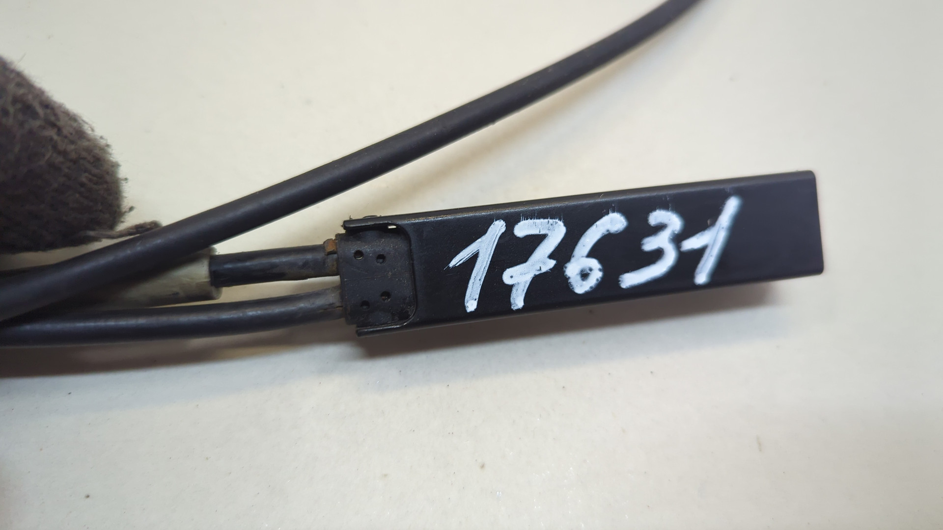 Замок капота