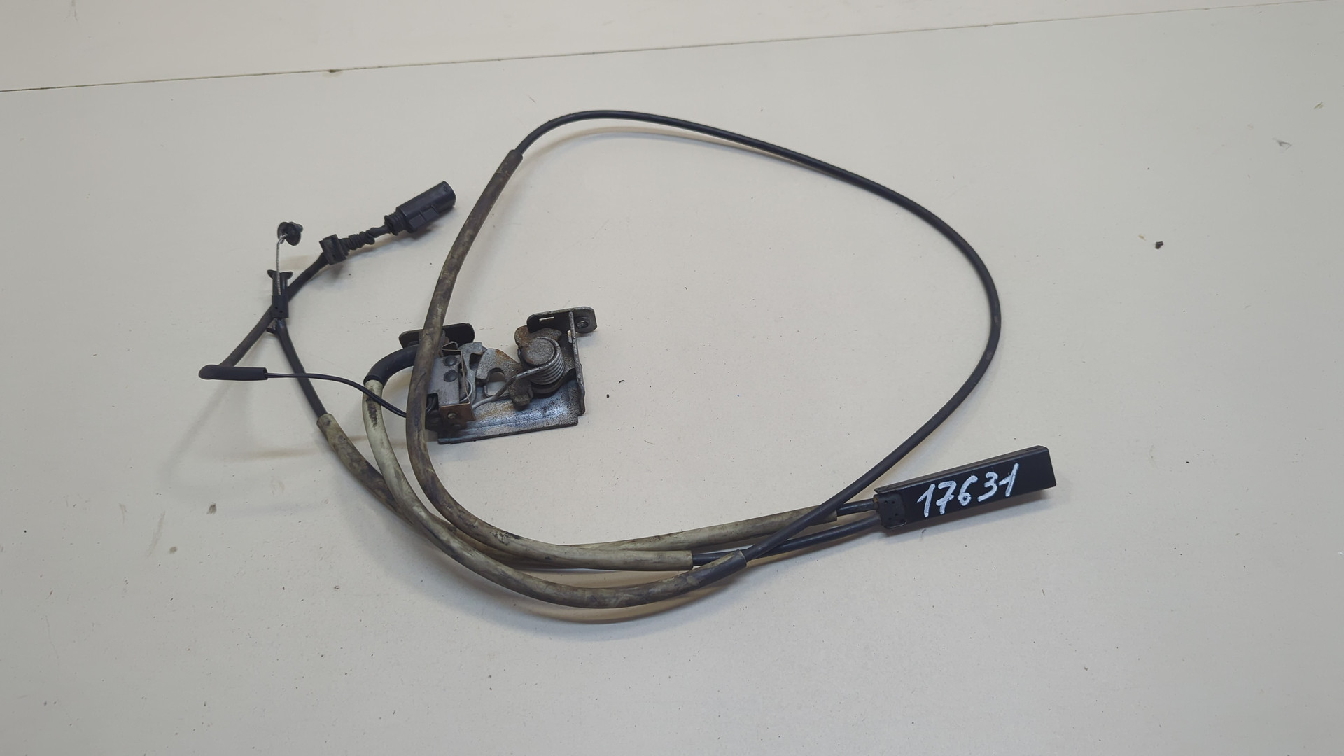 Замок капота