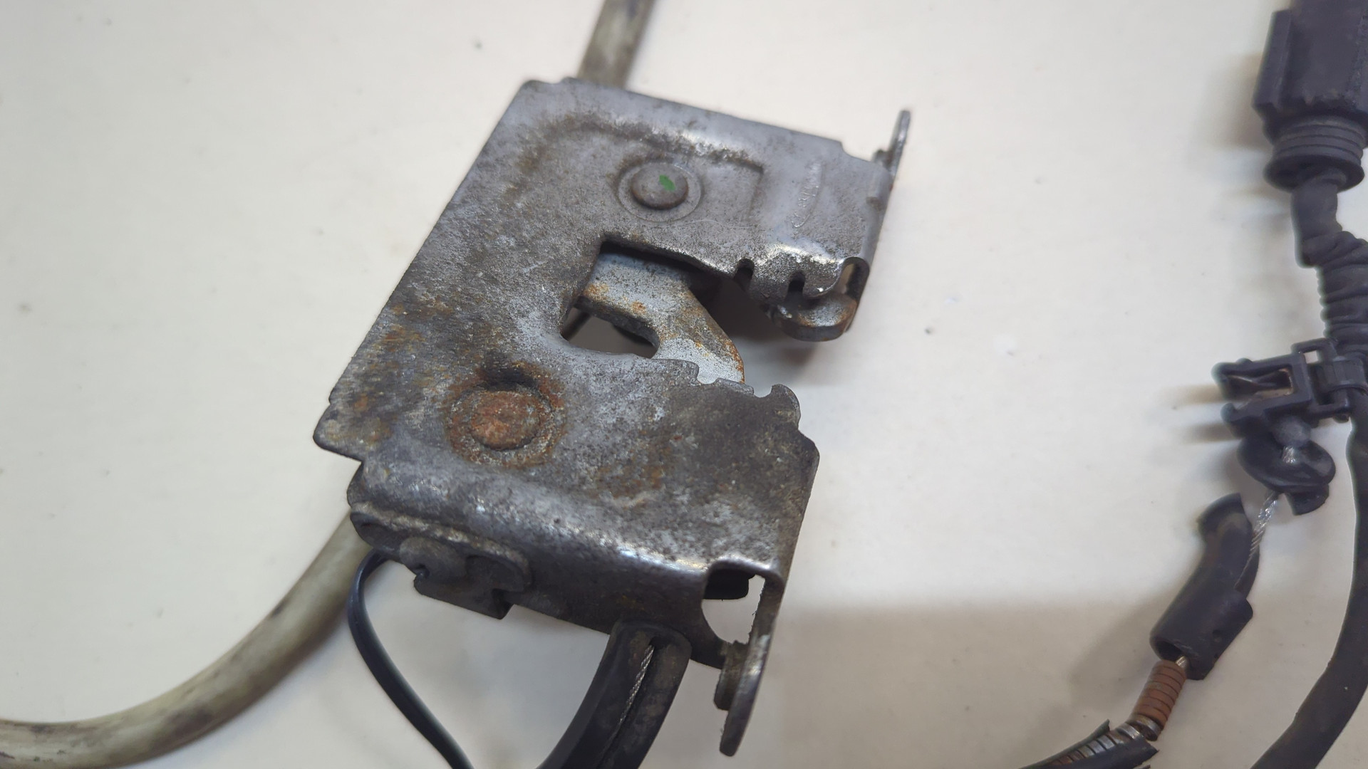 Замок капота