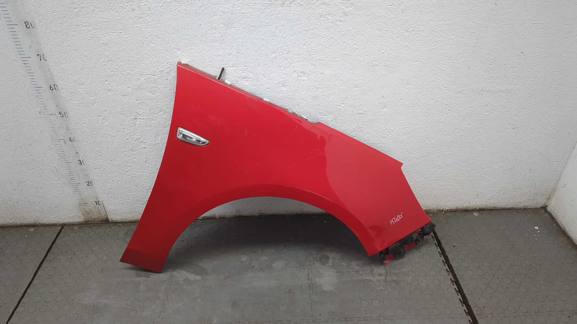 Крыло переднее правое