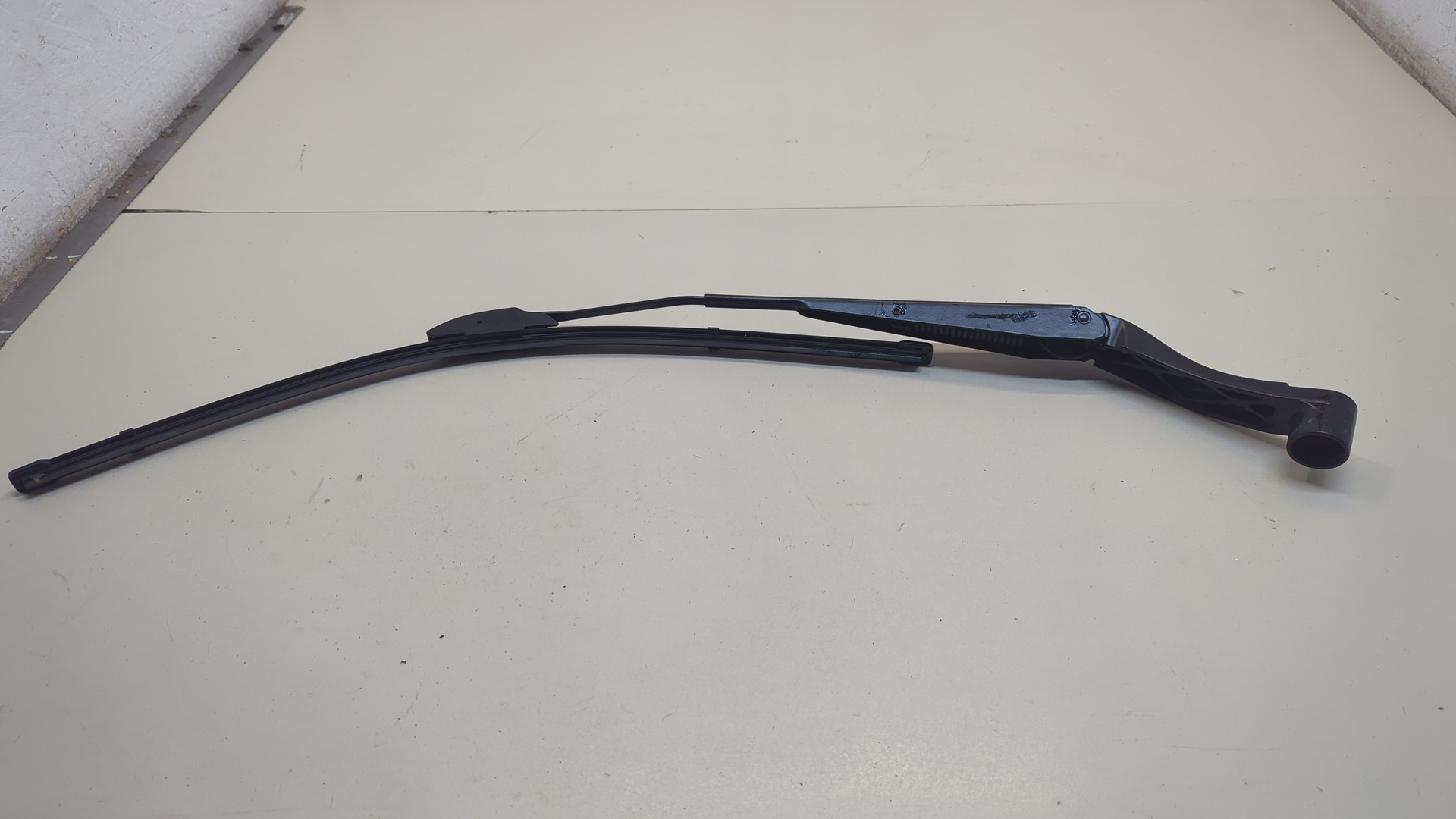 Поводок стеклоочистителя передний левый