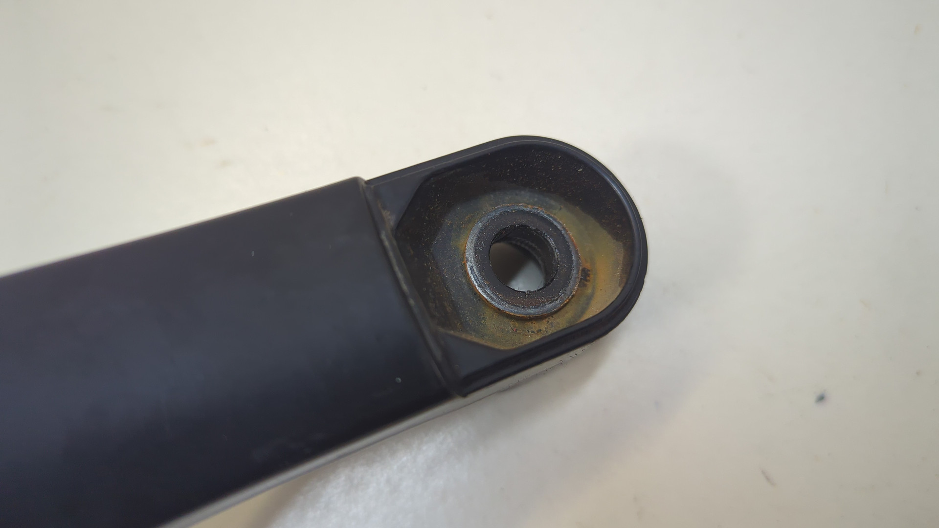 Поводок стеклоочистителя передний левый