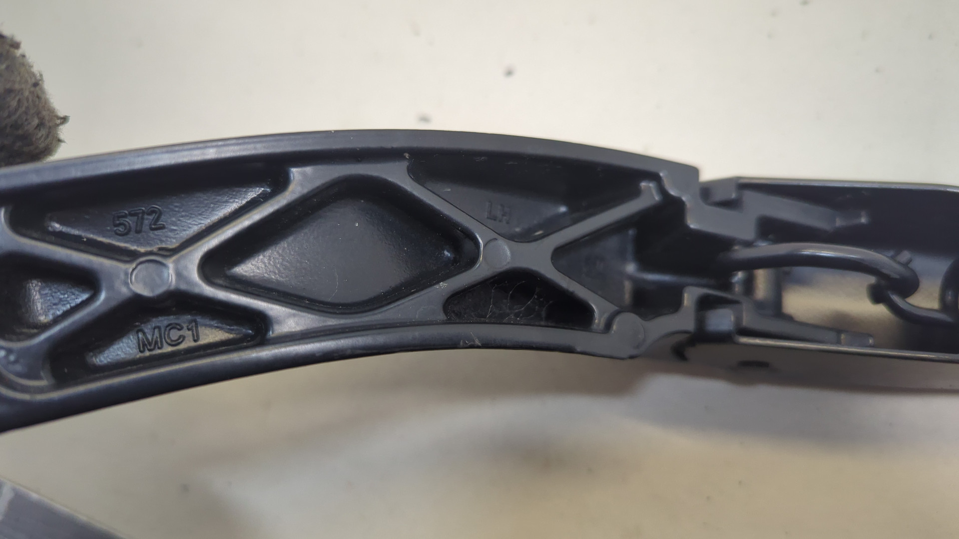 Поводок стеклоочистителя передний левый