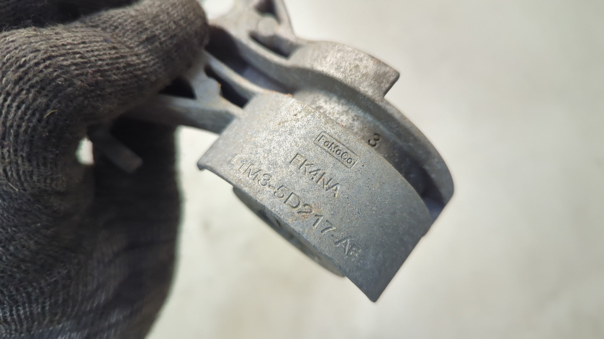 Кронштейн глушителя