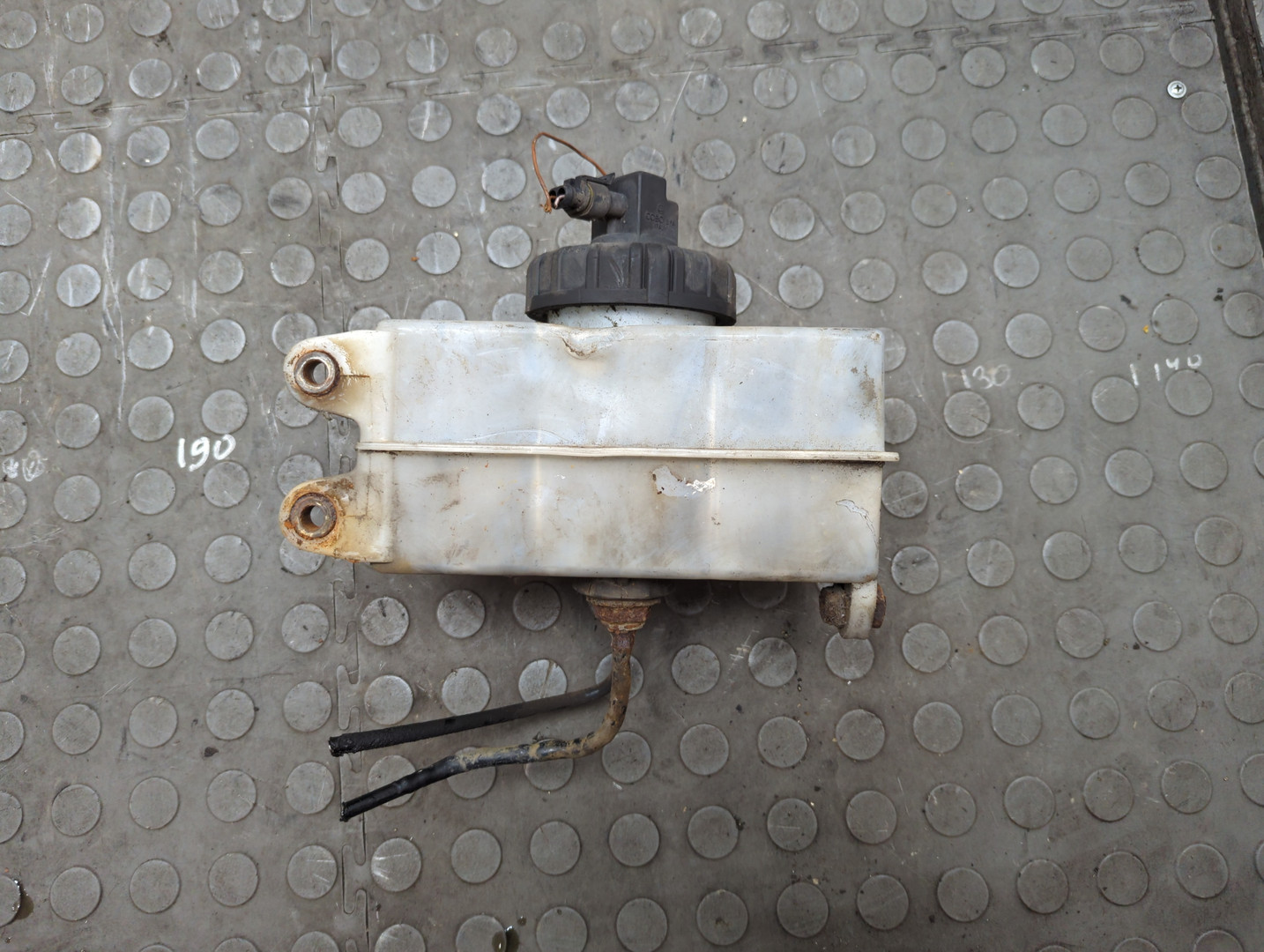 Бачок главного тормозного цилиндра