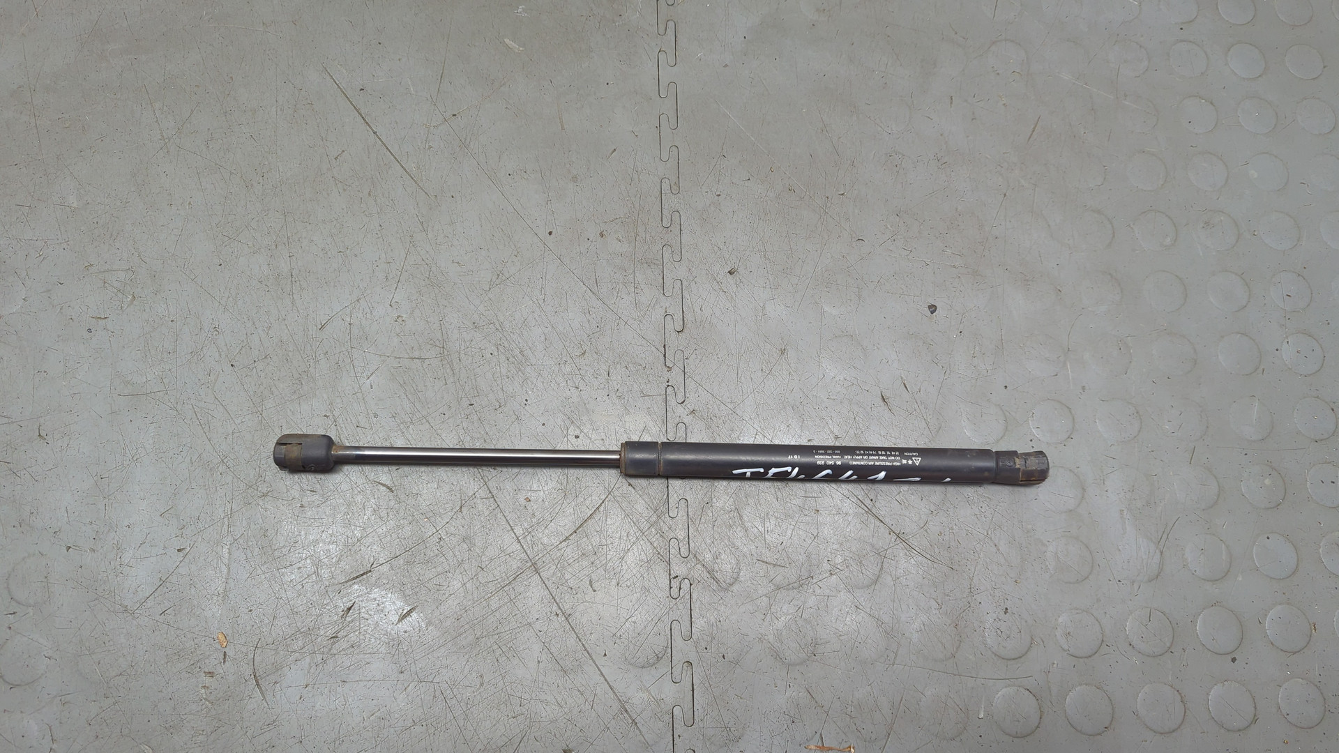 Амортизатор крышки багажника