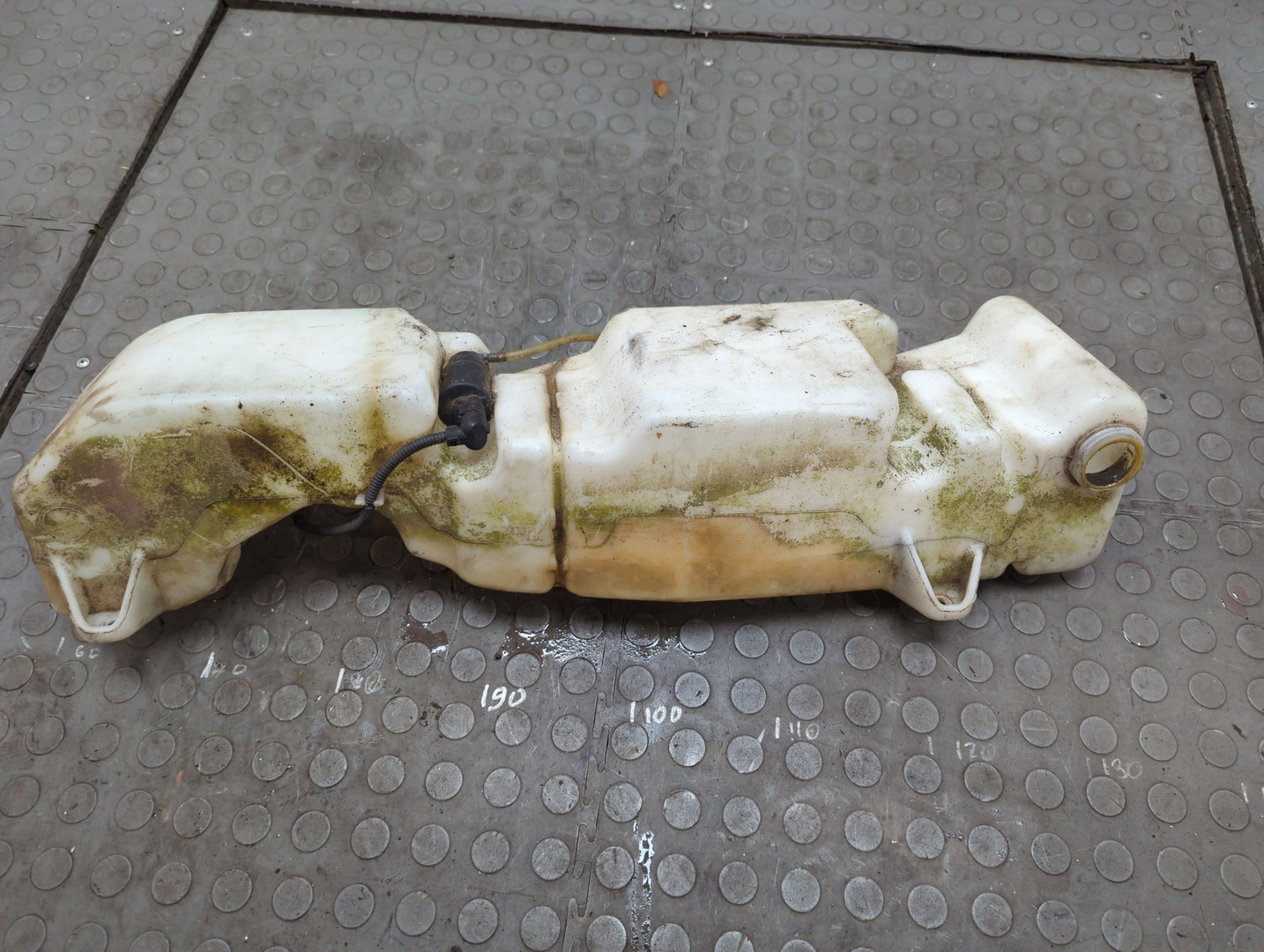 Бачок омывателя лобового стекла