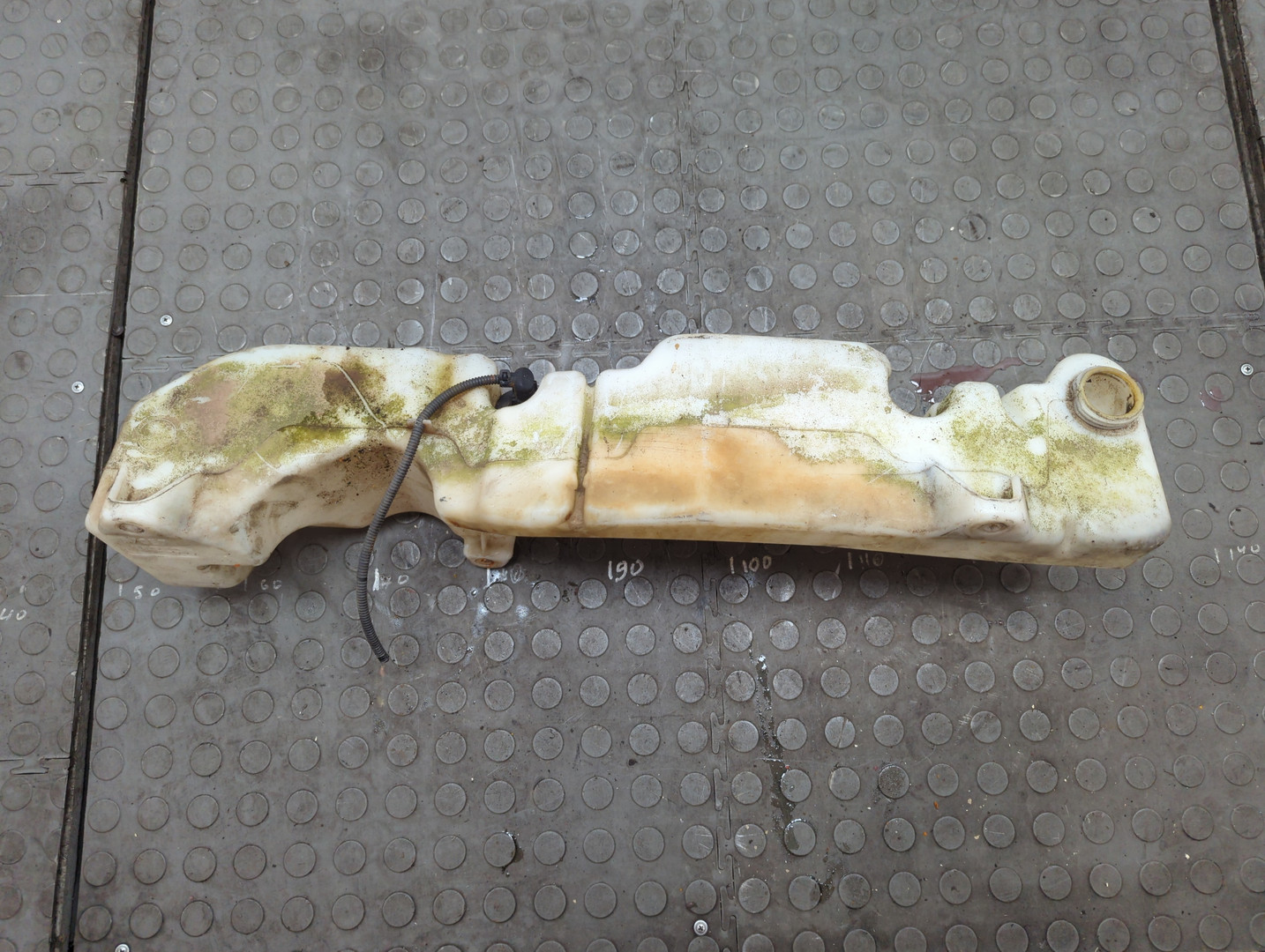 Бачок омывателя лобового стекла