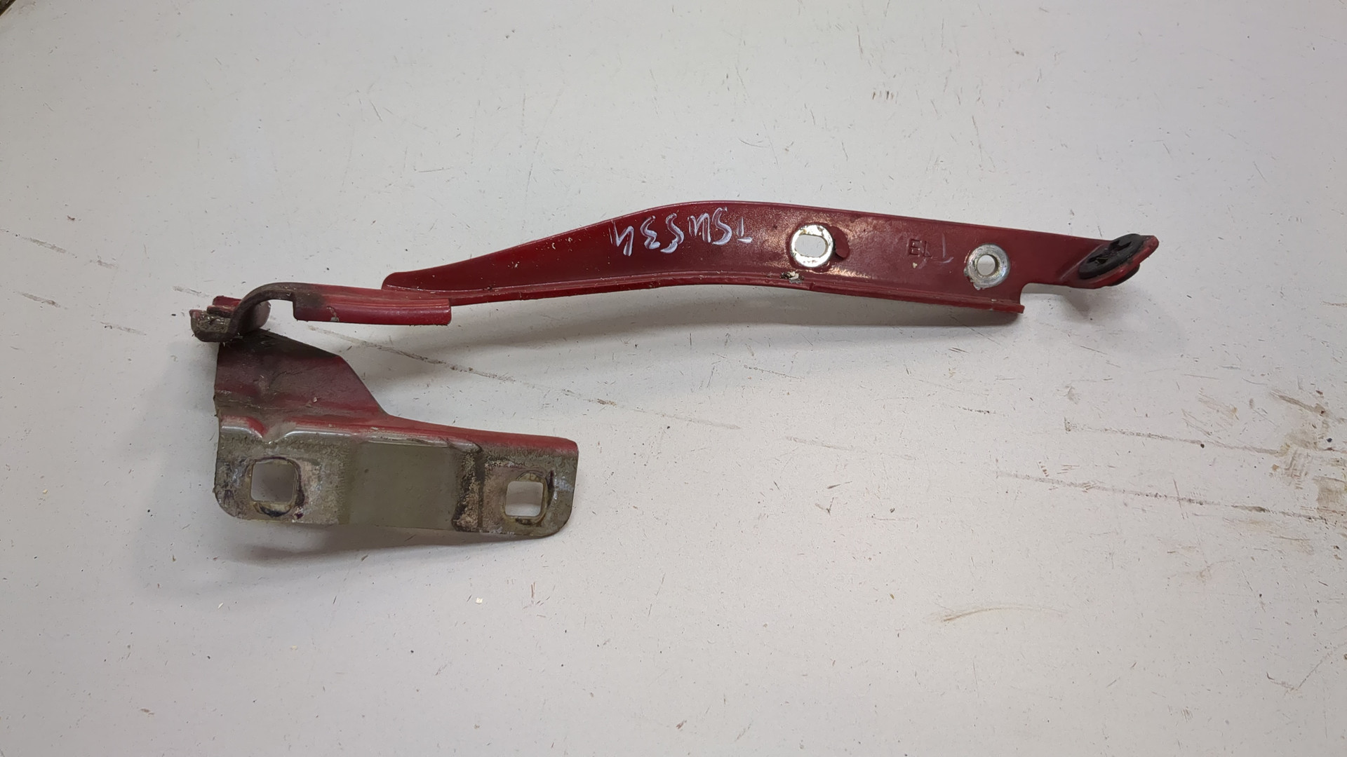 Петля капота левая