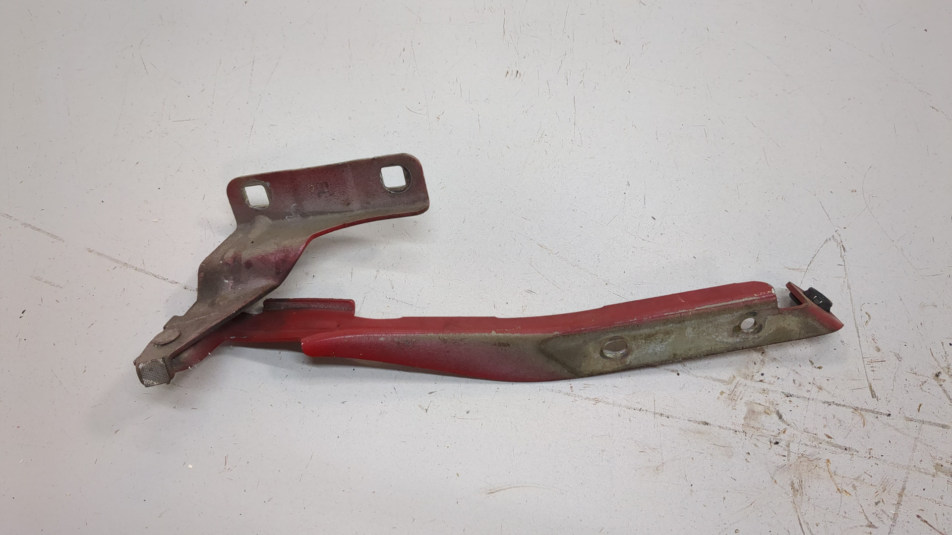 Петля капота левая