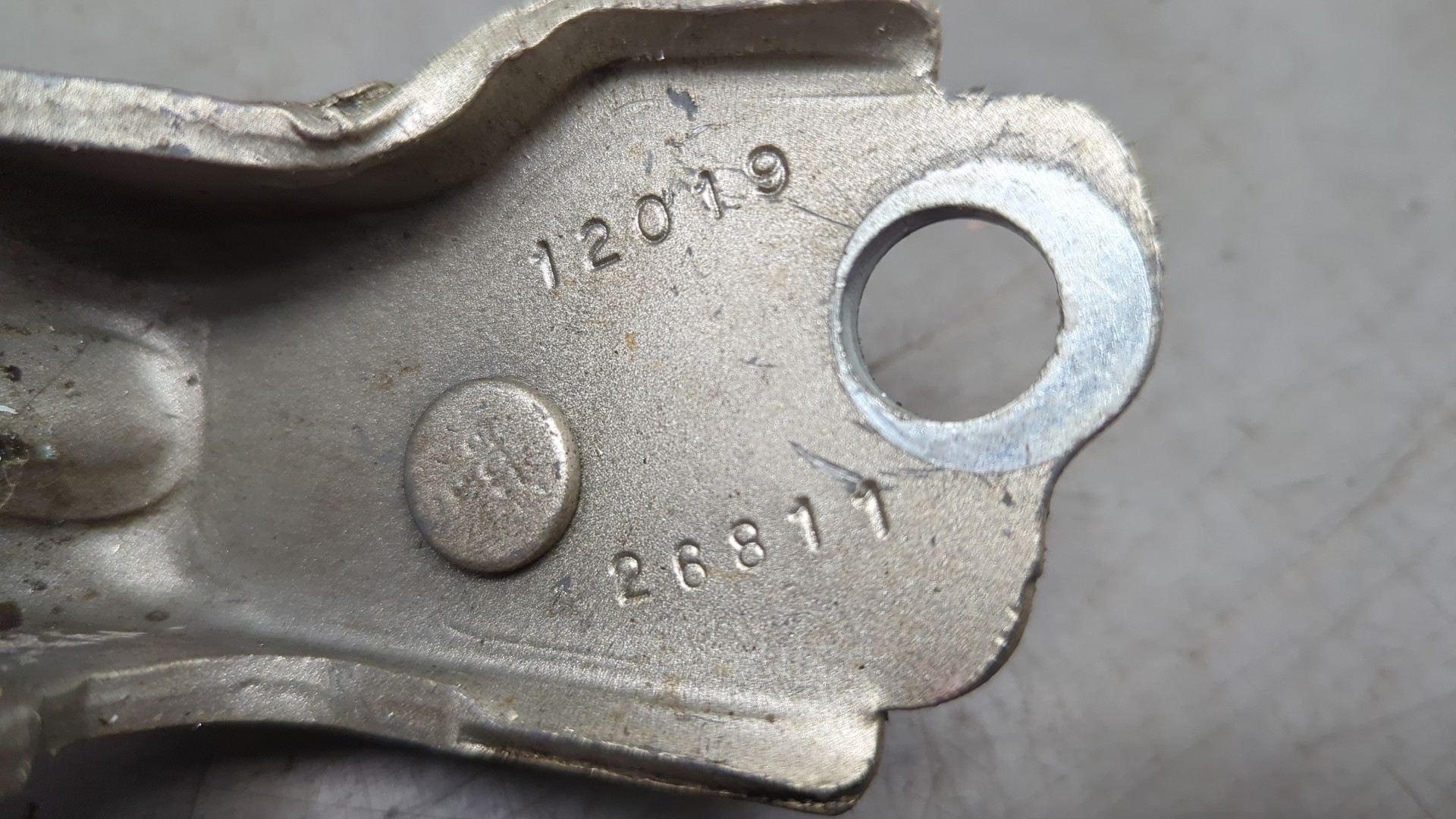 Петля двери