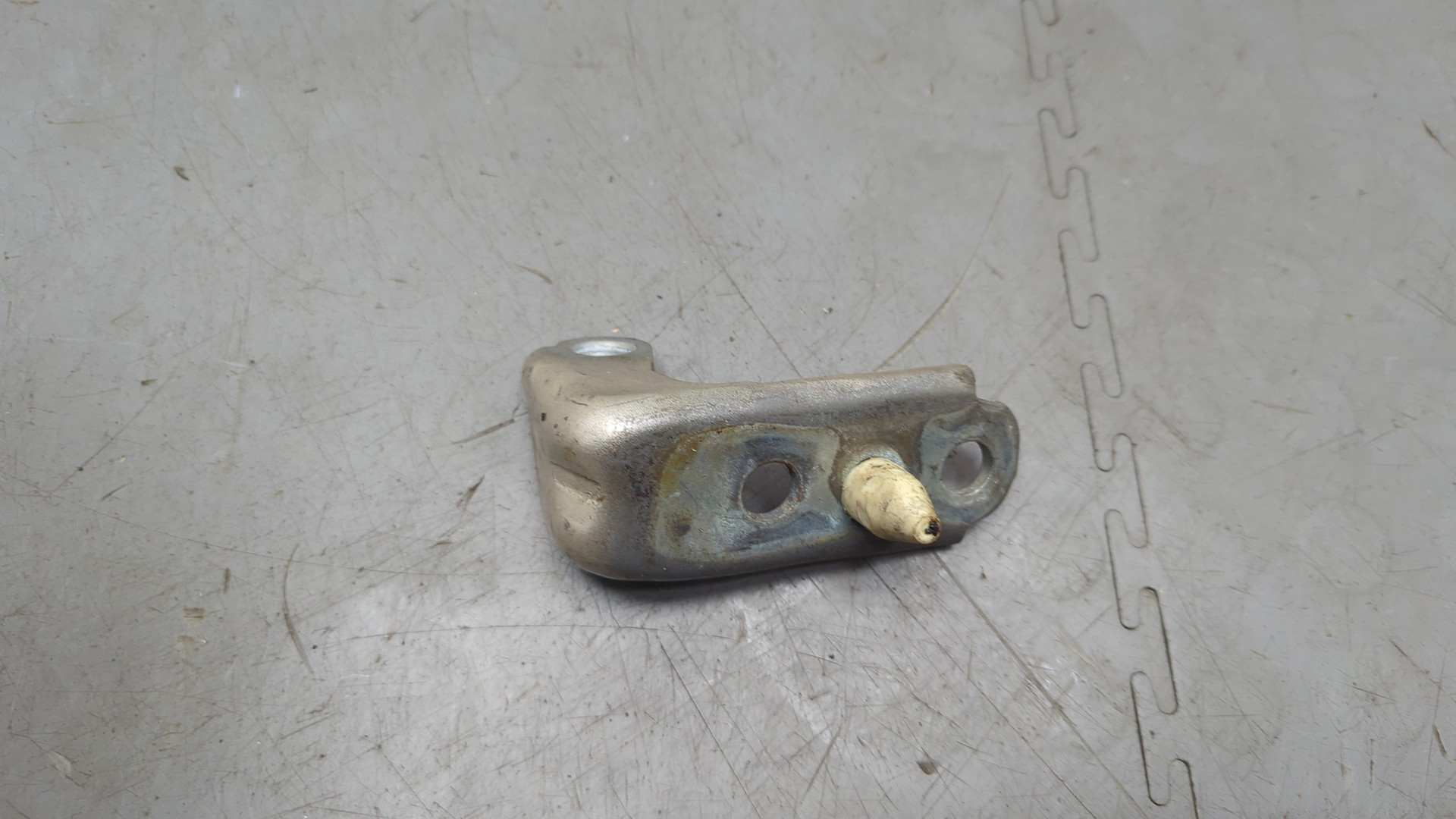 Петля двери