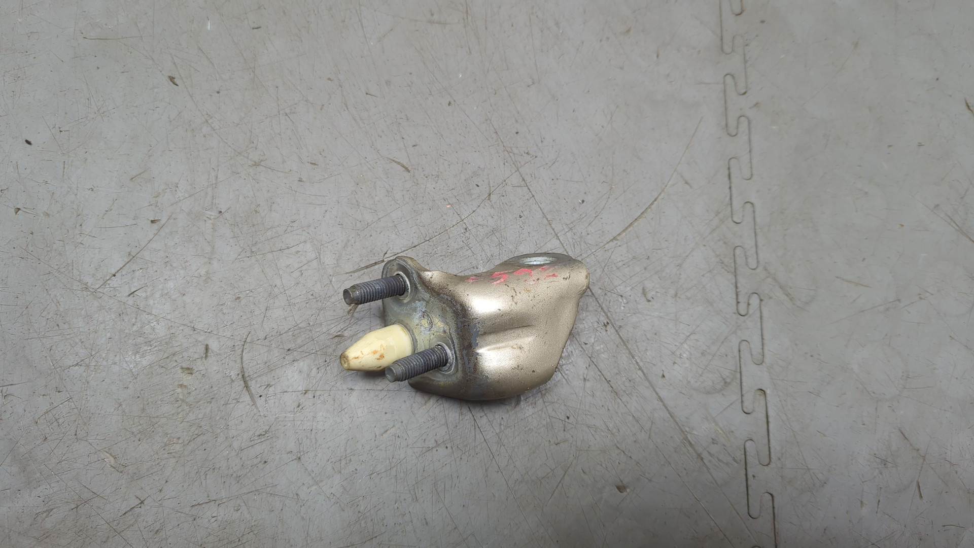 Петля двери