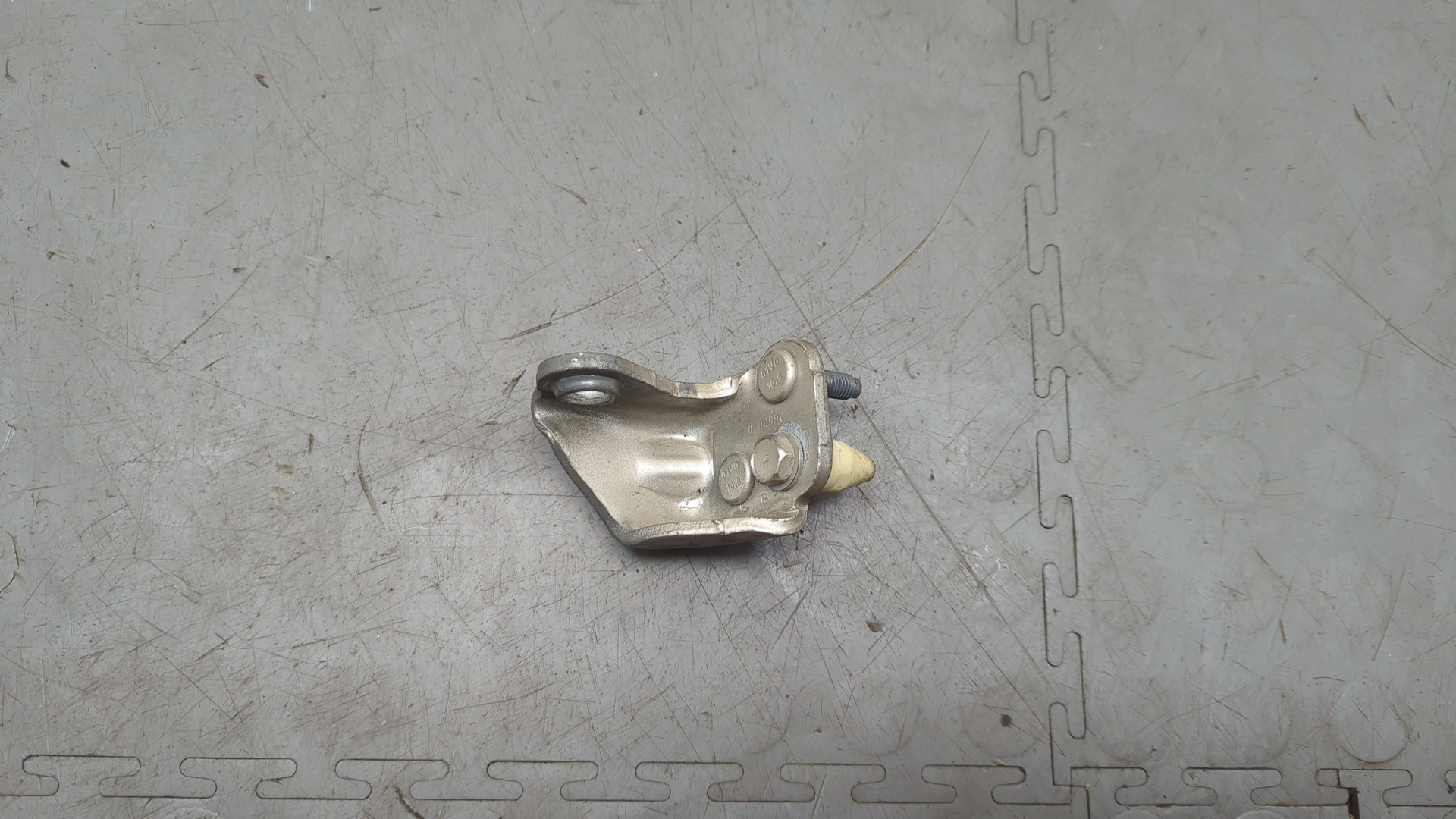 Петля двери