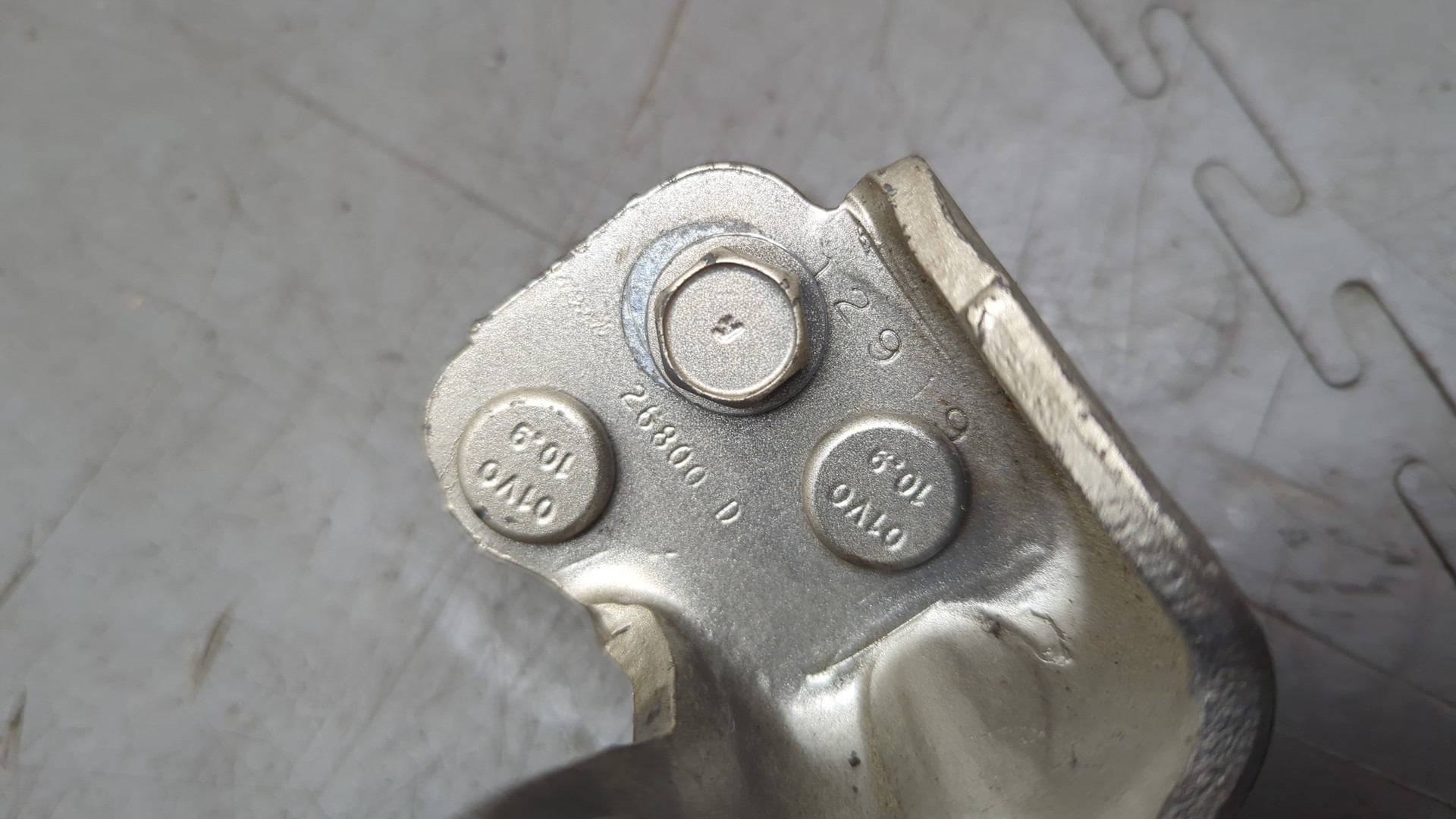 Петля двери