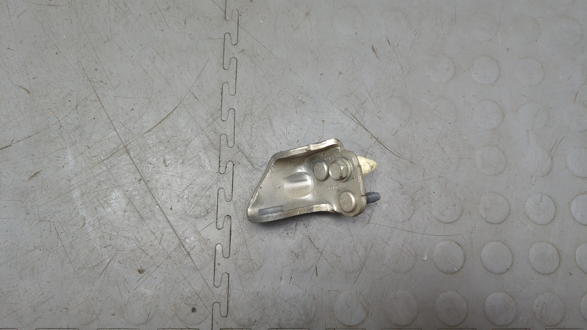 Петля двери