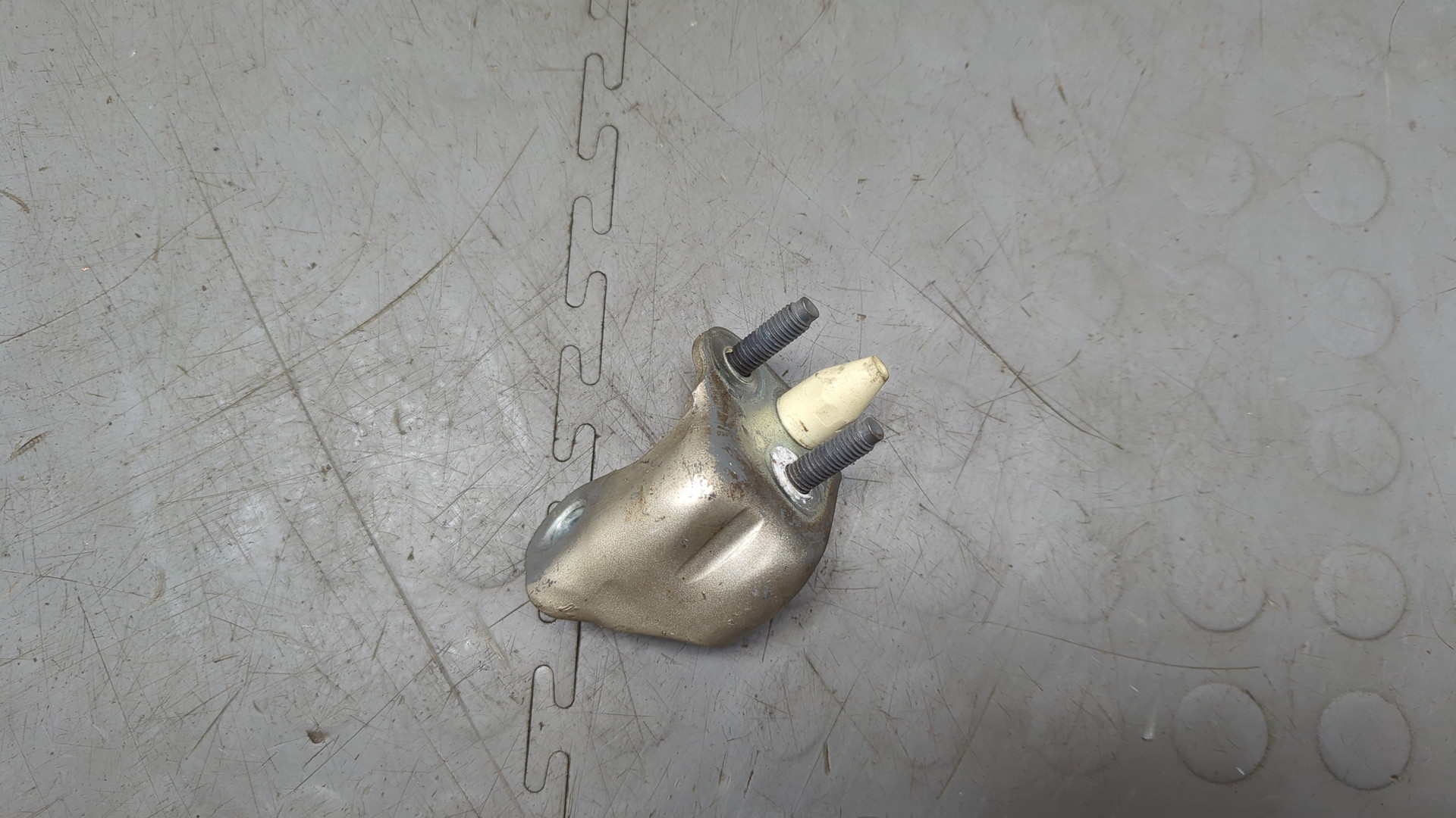 Петля двери