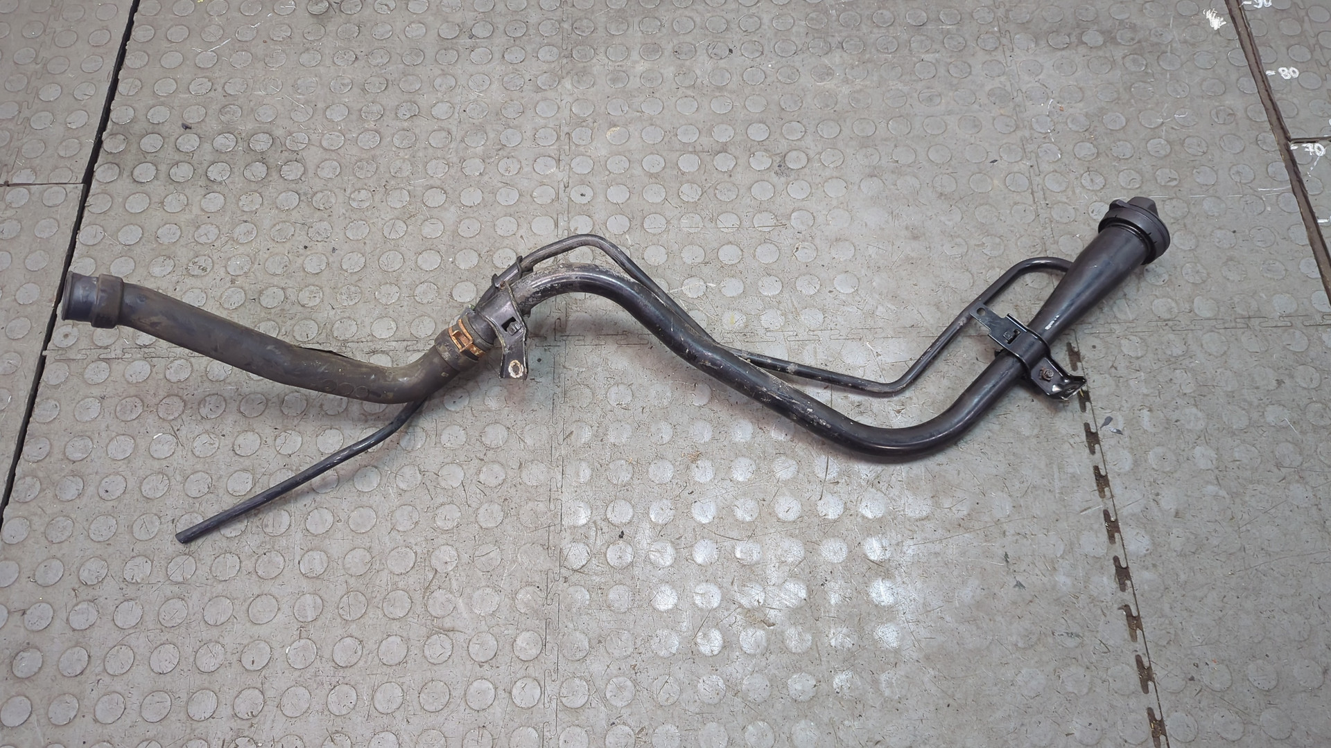 Горловина топливного бака