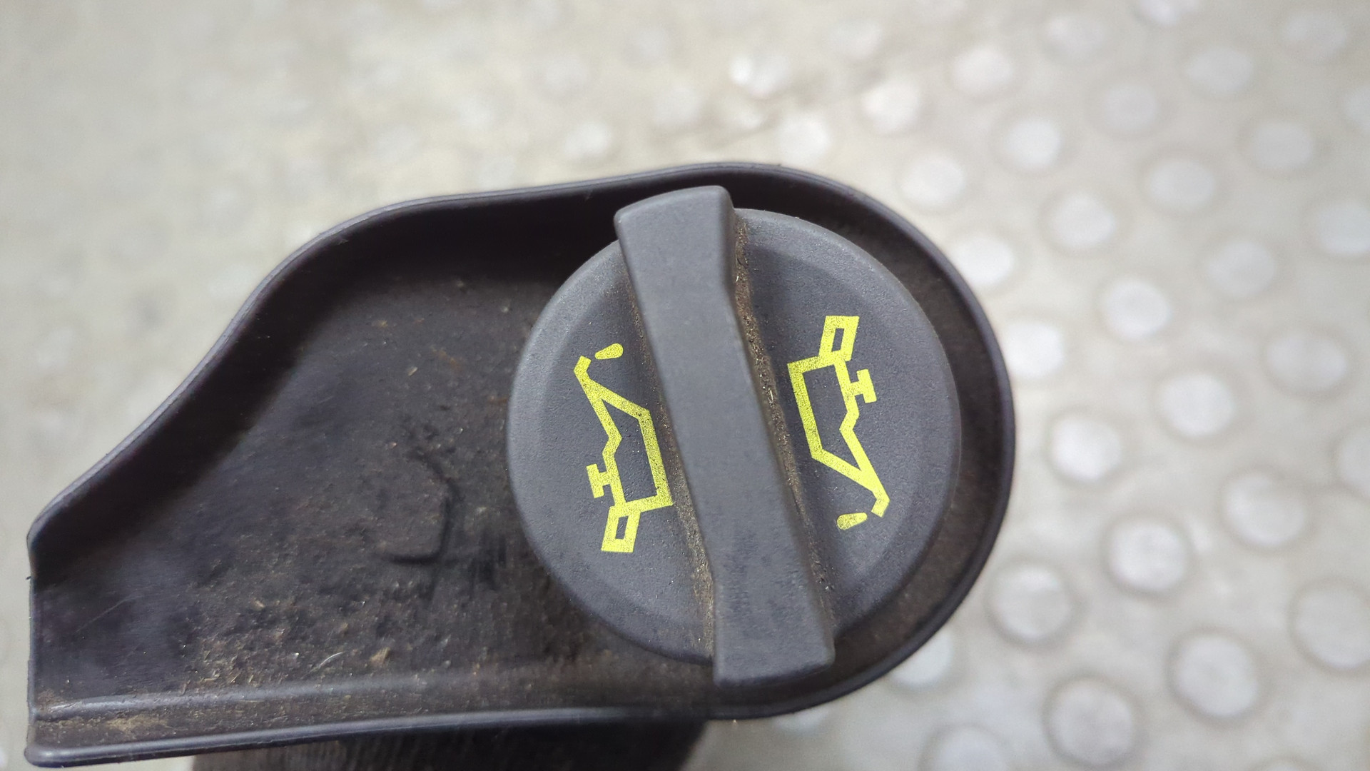 Маслозаливная горловина