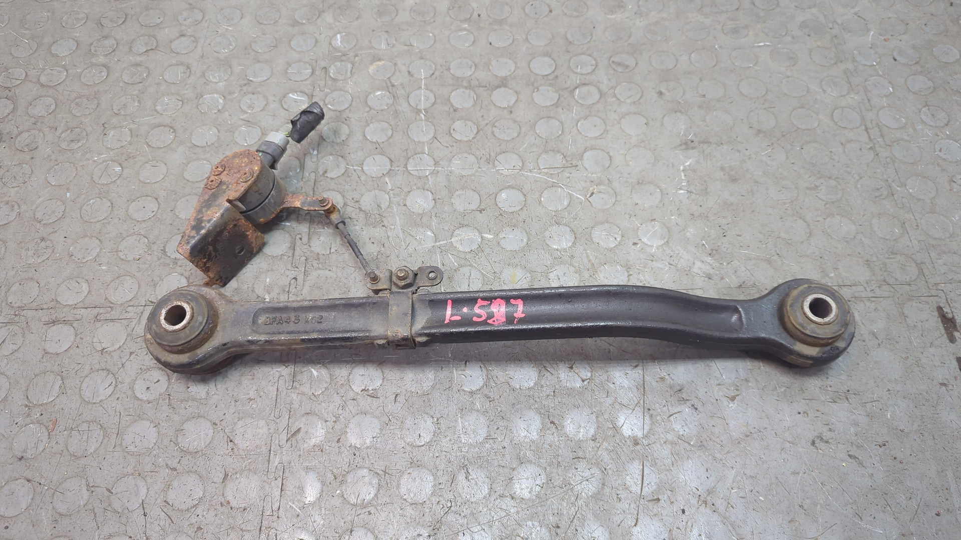 Рычаг задний правый