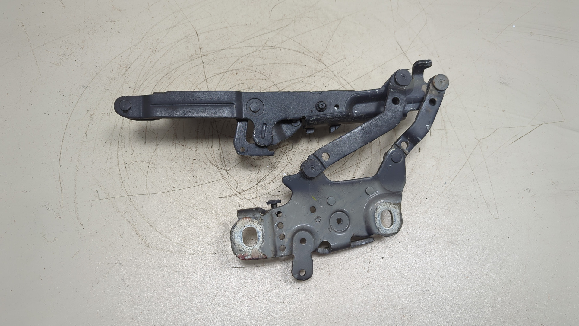 Петля капота левая