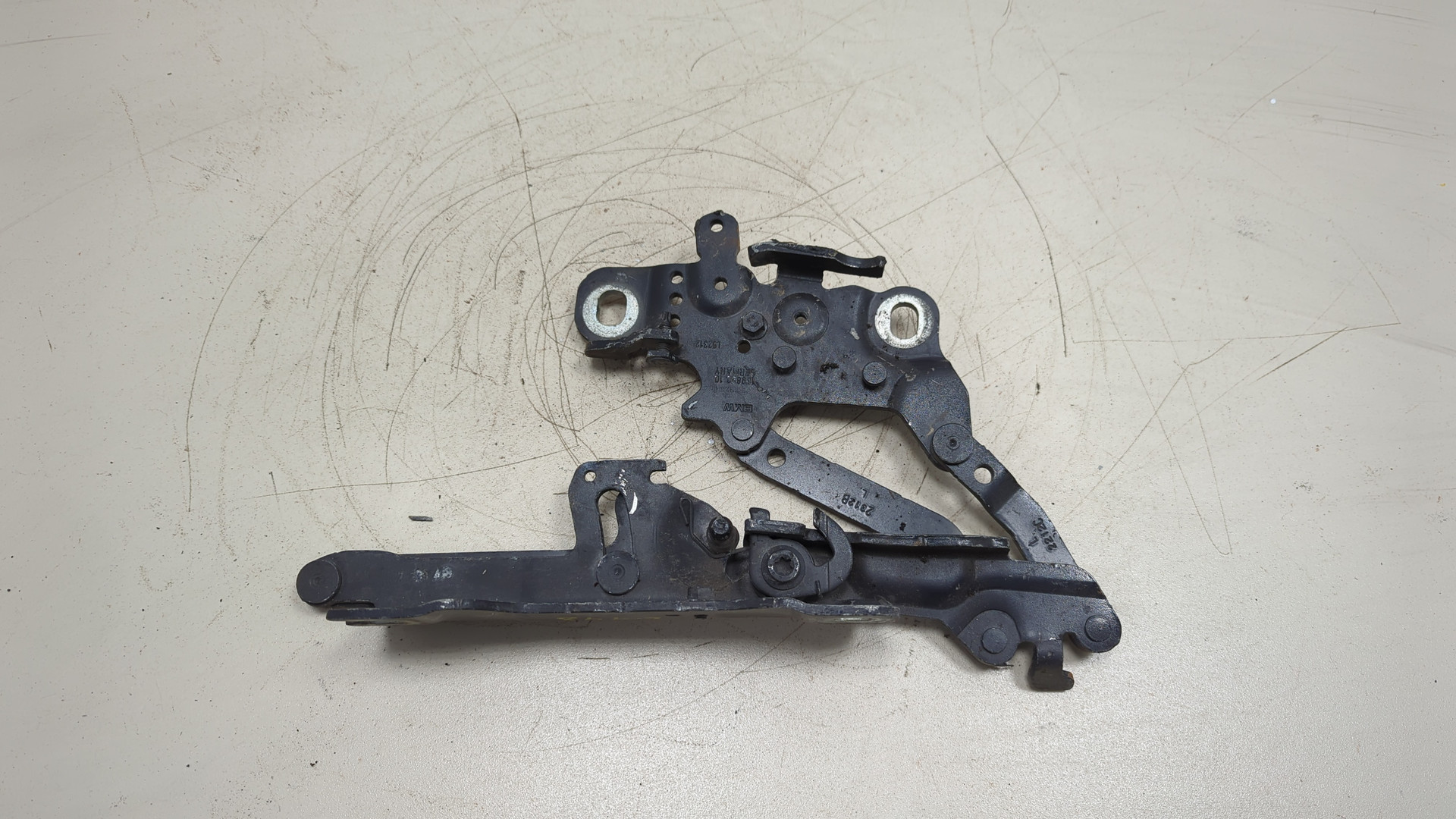 Петля капота левая