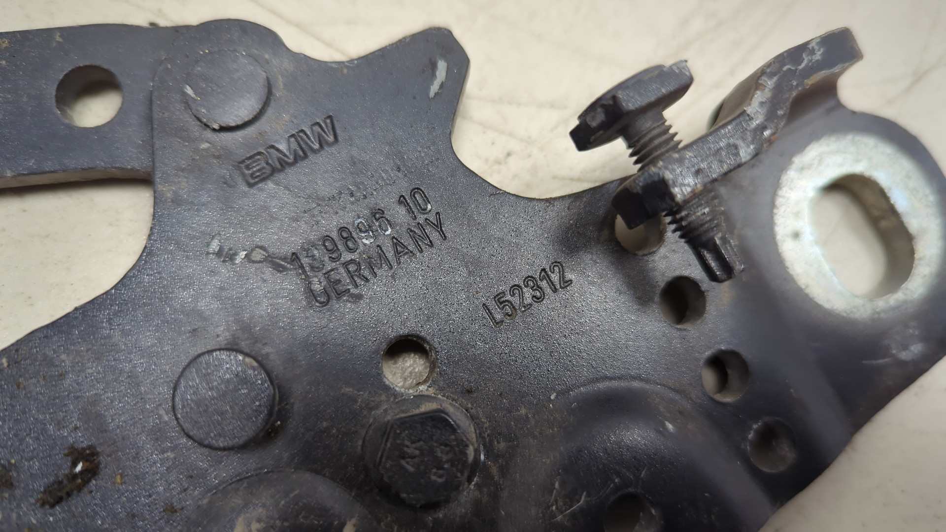 Петля капота левая